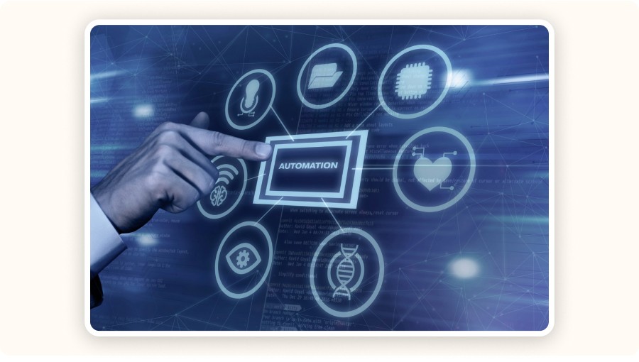 Interface numérique d’automatisation, main pointant des icônes connectées autour écran central&nbsp;