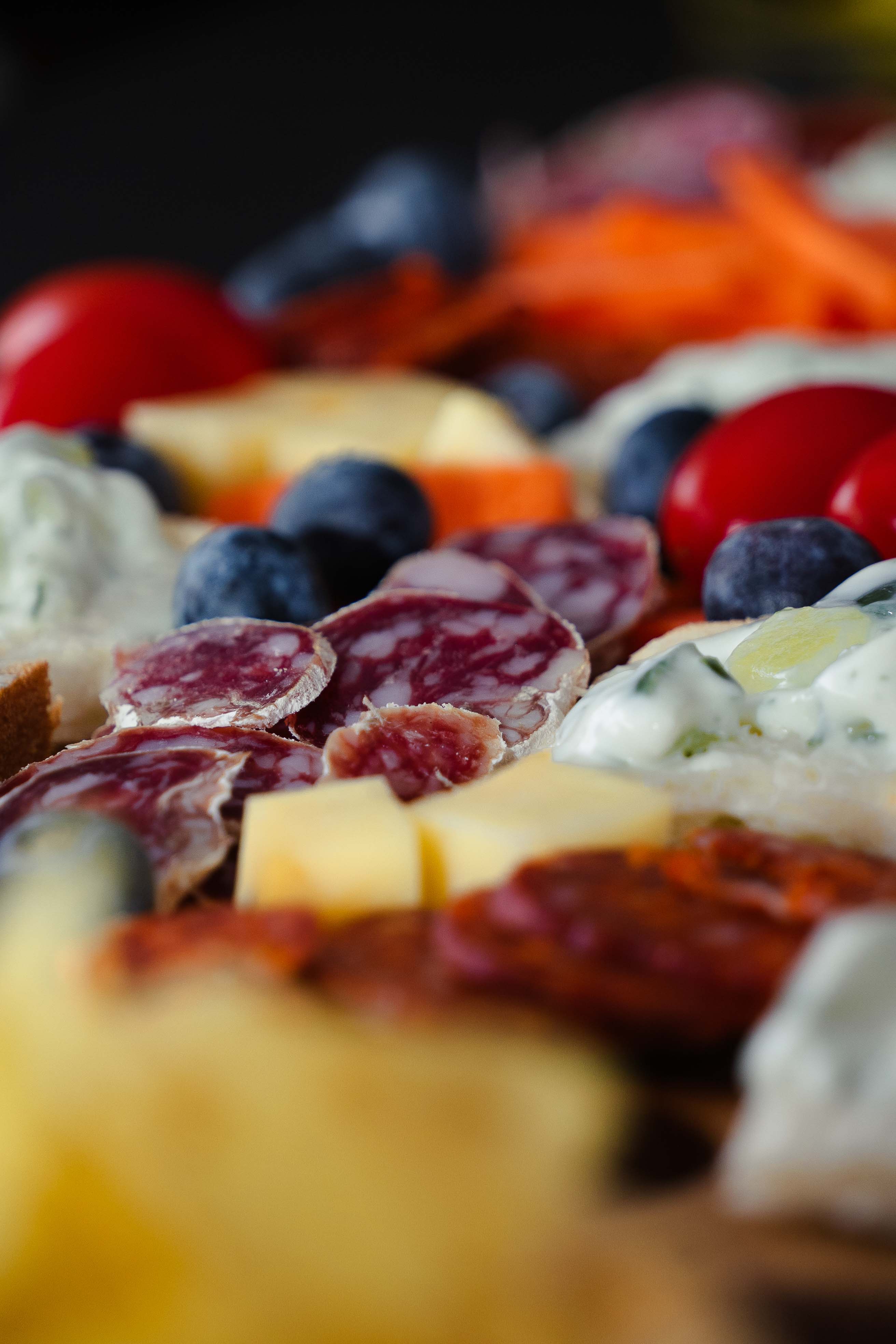 Planche apéritive composée de charcuteries, fromages, toasts et crudités