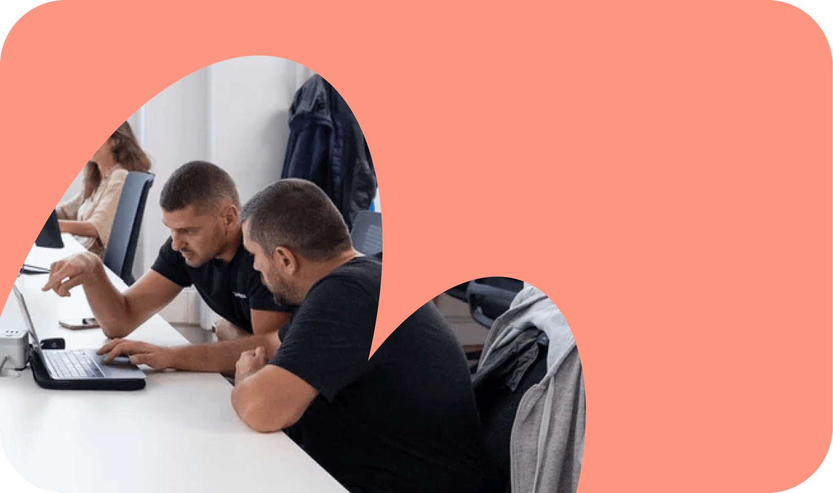 Photo d’un ingénieur Solarock qui s’occupe du suivi des courbes de production pour garantir le bon fonctionnement des installations solaires de nos clients.