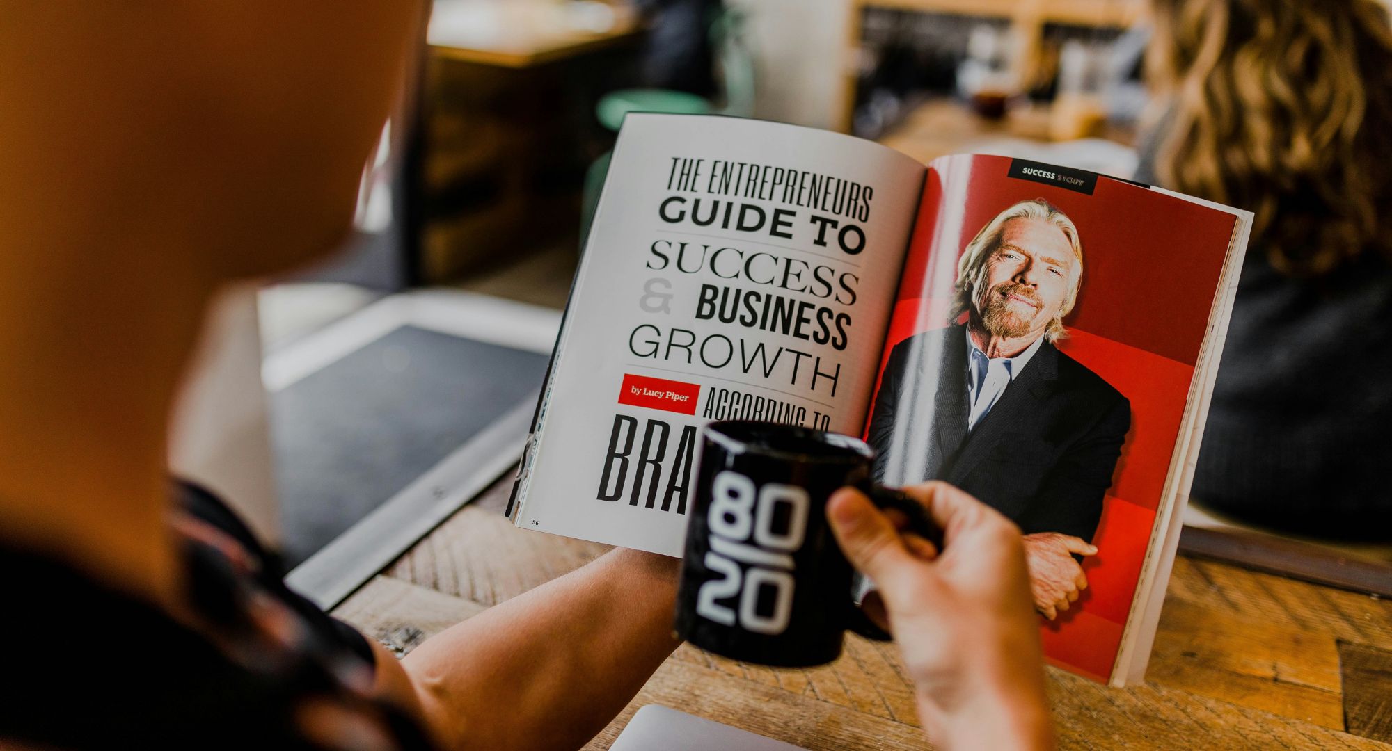 pessoa lendo revista sobre empreendedor de sucesso