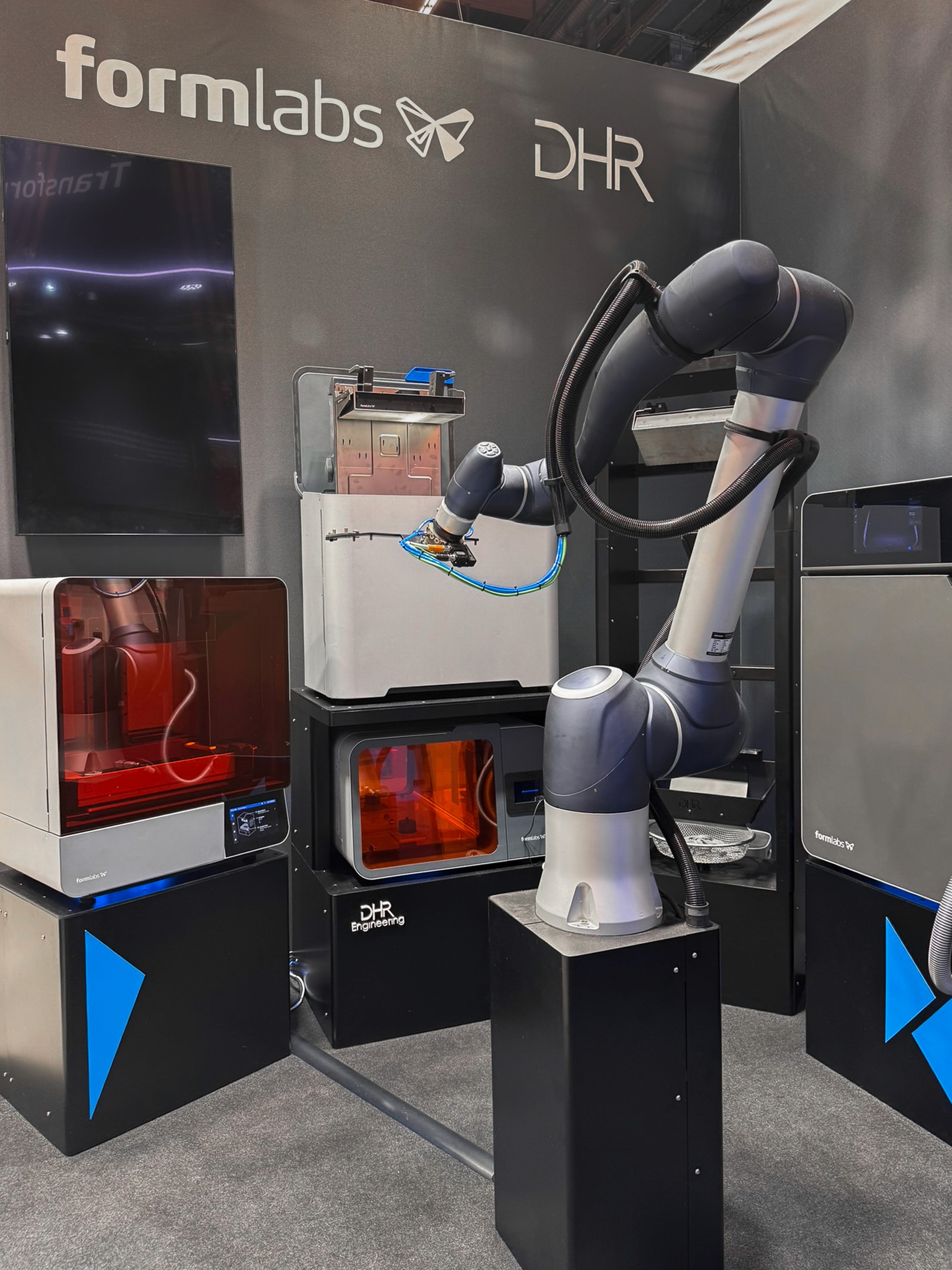 A look inside the cell with the Formlabs 4L line and Fuse 1+ 30W and the robotic arm