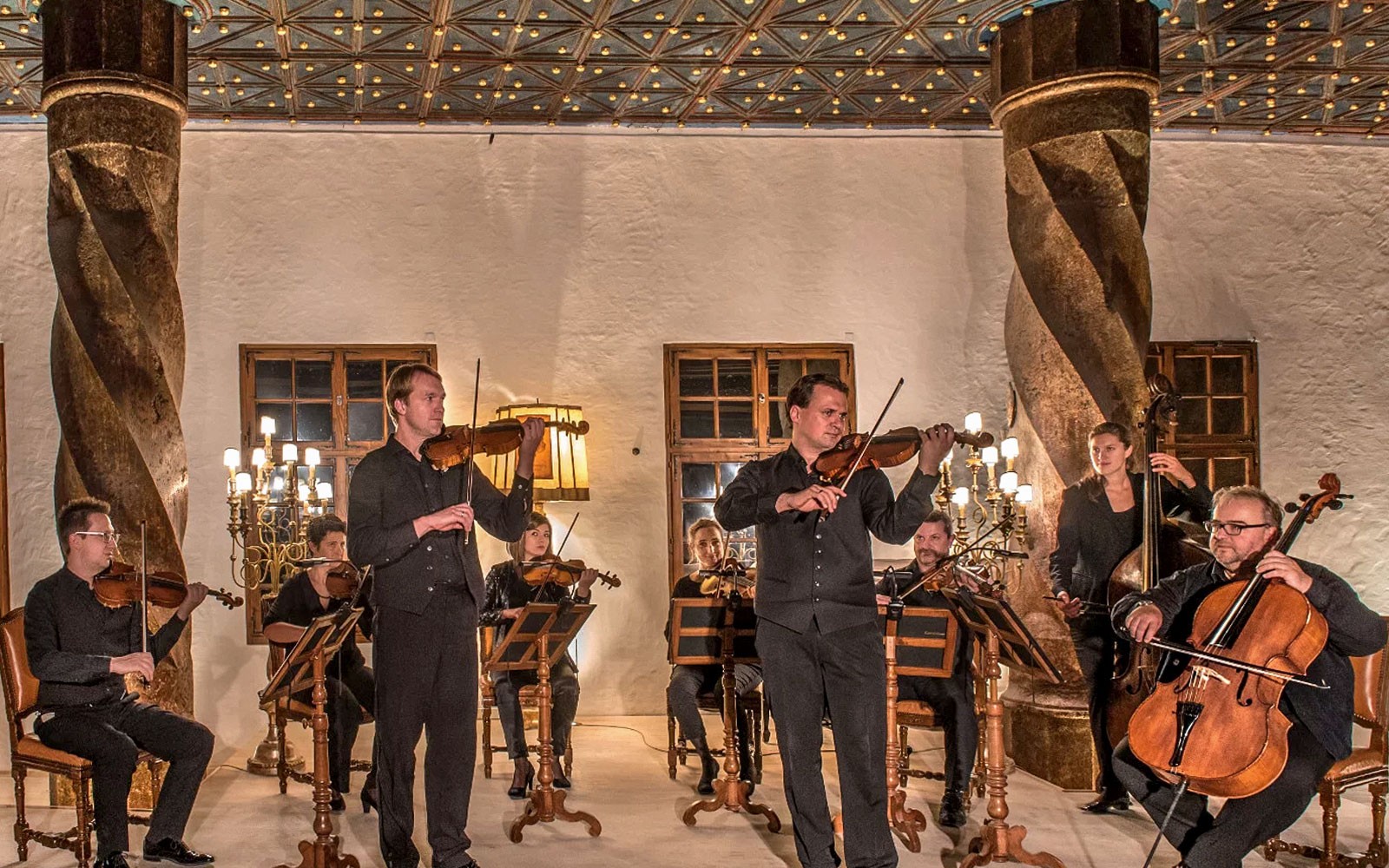 Musikere optræder med Mozart i koncertsalen på Hohensalzburg-fæstningen i Salzburg, Østrig.