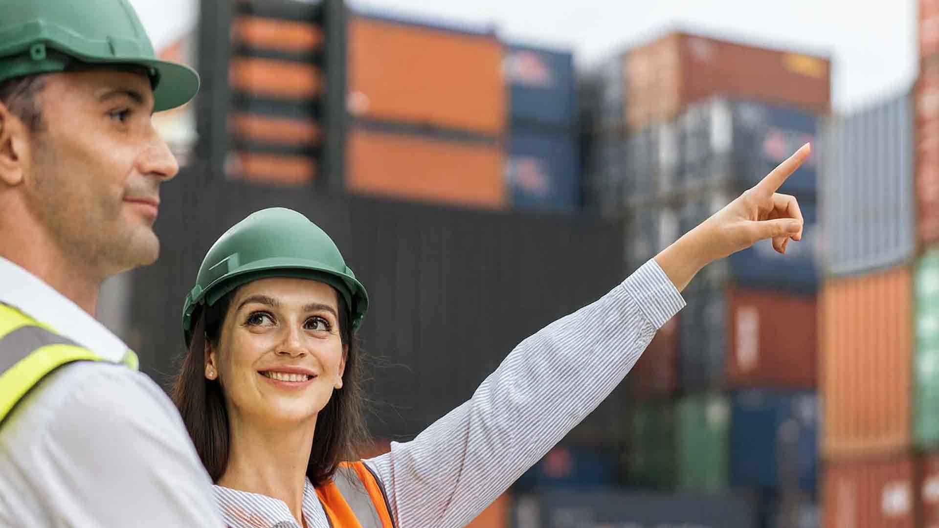 Двоє працівників контролюють процес експедирування та міжнародних доставок