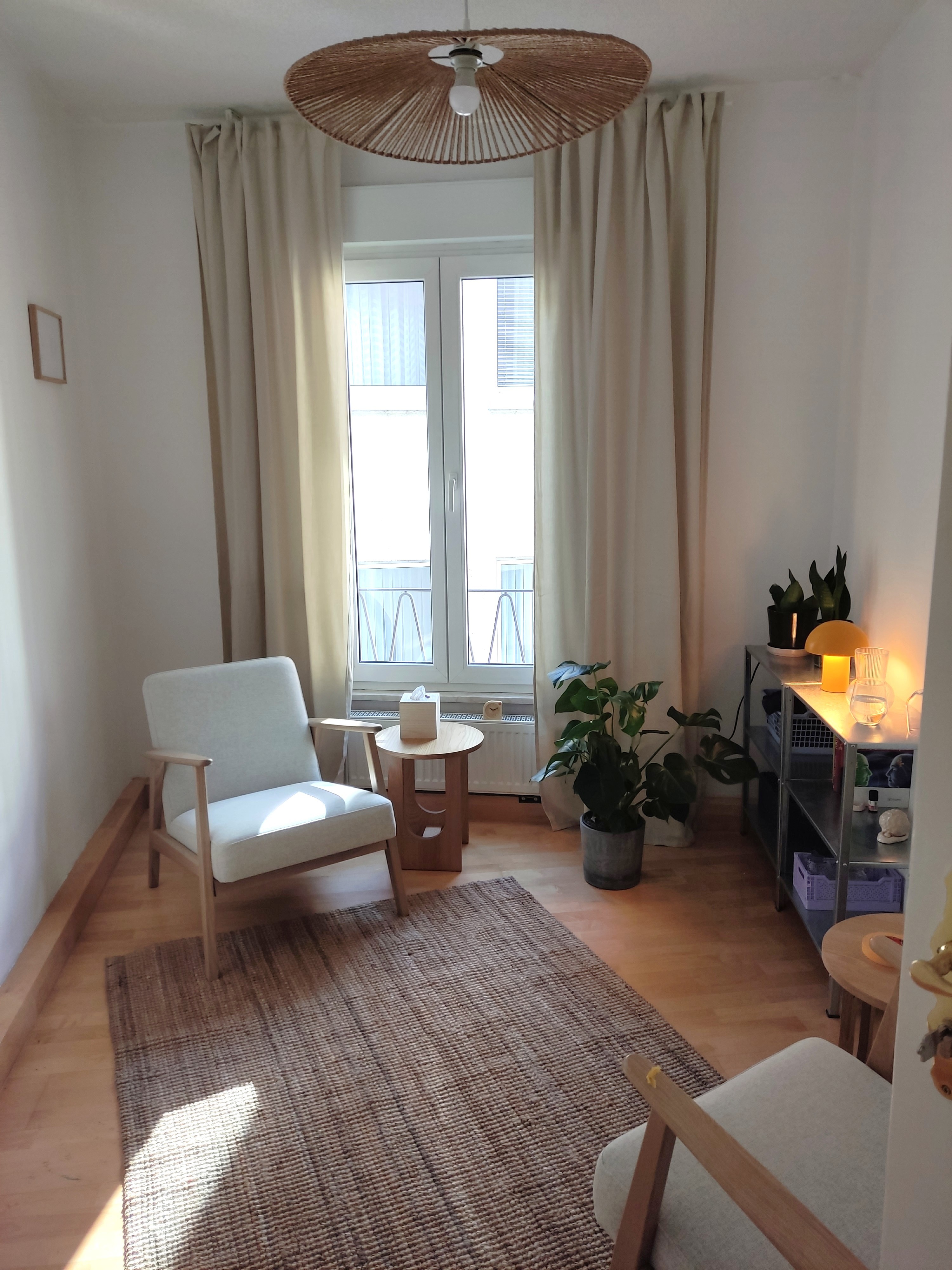 Gemütlicher Sessel mit Decke in lichtdurchflutetem Raum