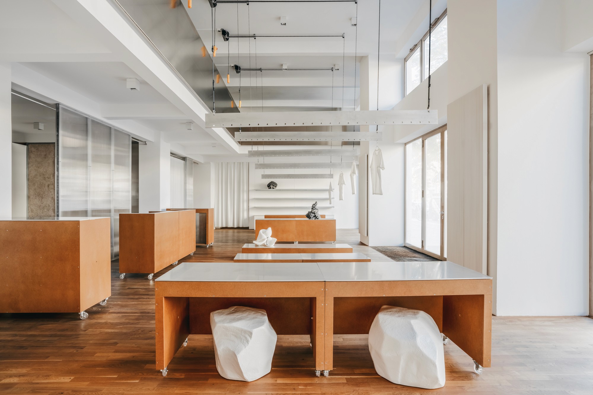 Bright showroom in Berlin with flexible furniture modules, minimalist design and natural daylight.
