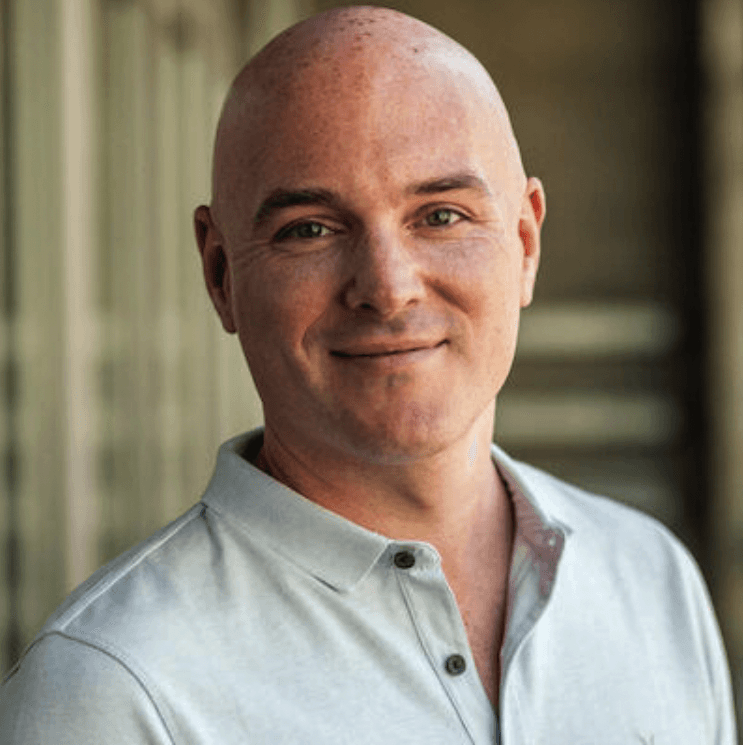 woman on focus photography