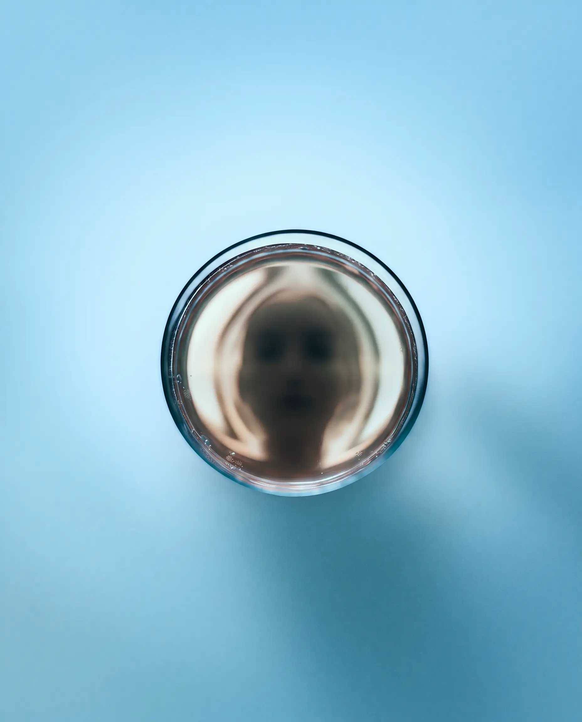 mensen die een fles groen getint water vasthouden