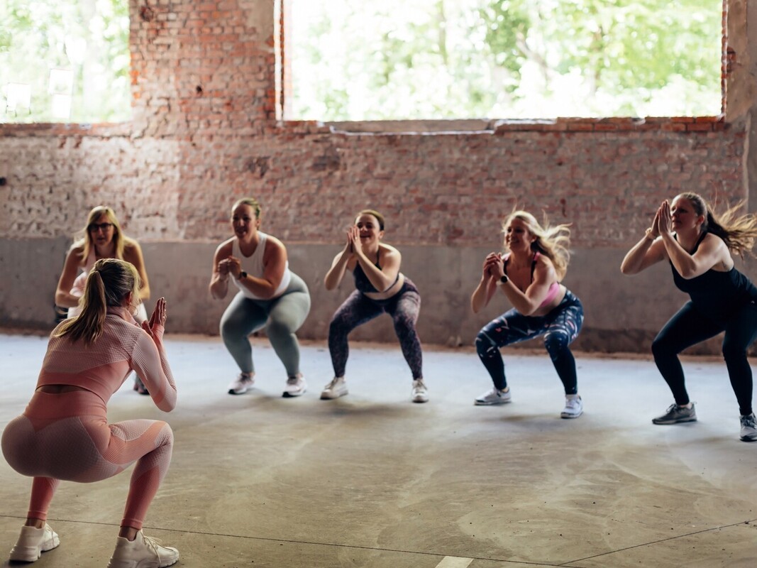 women’s gym class doing HIIT rather than walk to lose weight to show the differences in exercise