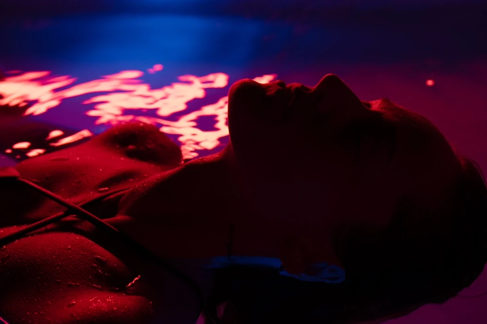 Cold plunge immersion following exposure to the best sauna temperature to support contrast therapy and circulation.