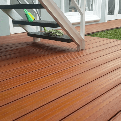 Temukan decking kayu berkualitas dengan material WPC (Wood Plastic Composite) dengan tampilan natural dan tekstur alami seperti kayu asli.