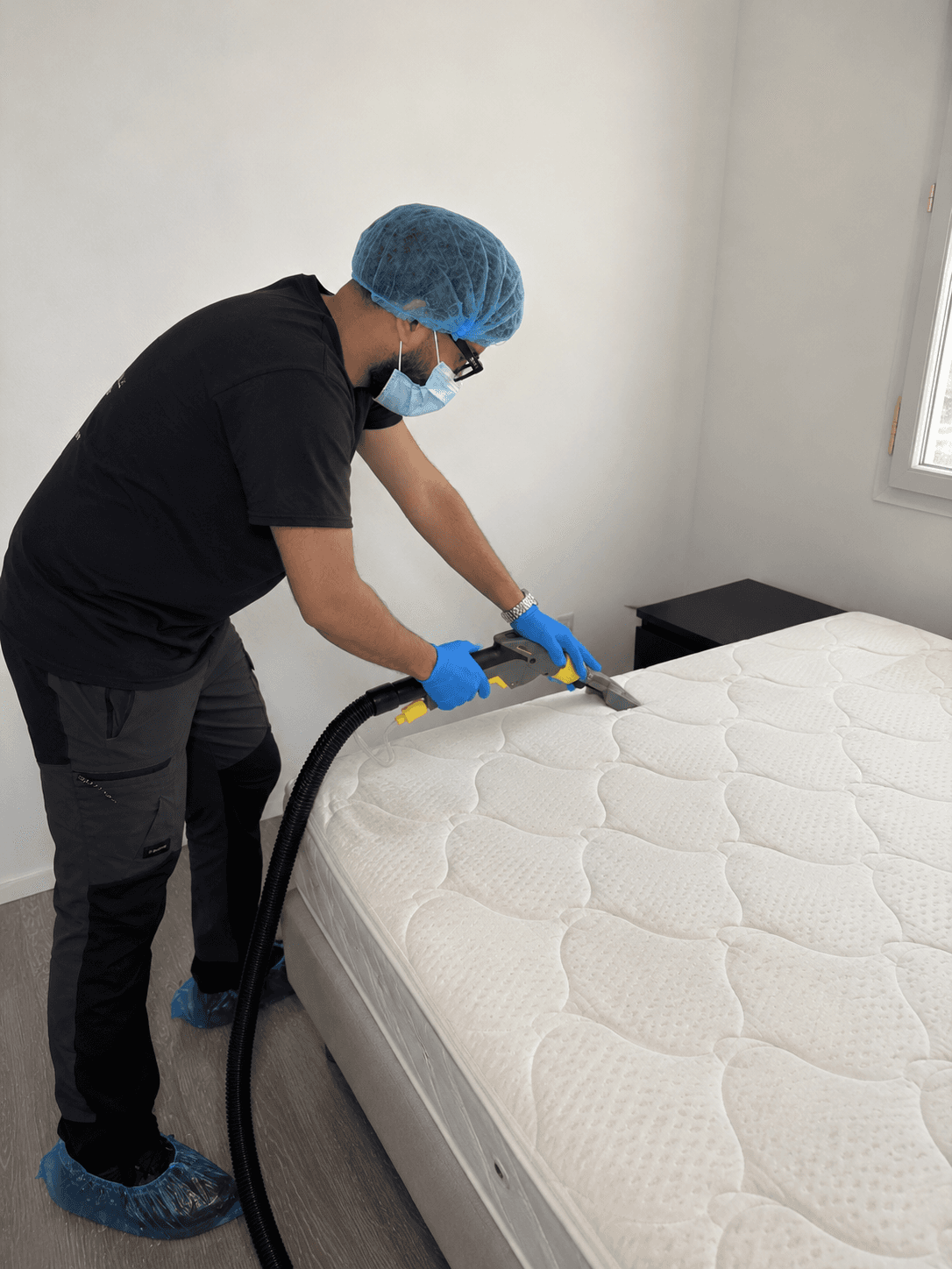 Nassim de chez Krystal Hygiène qui nettoie un canapé