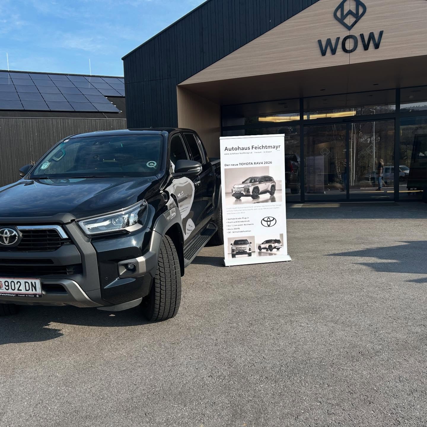 WOW Wimberger Gebäude Außenansicht mit einem Toyota davor.