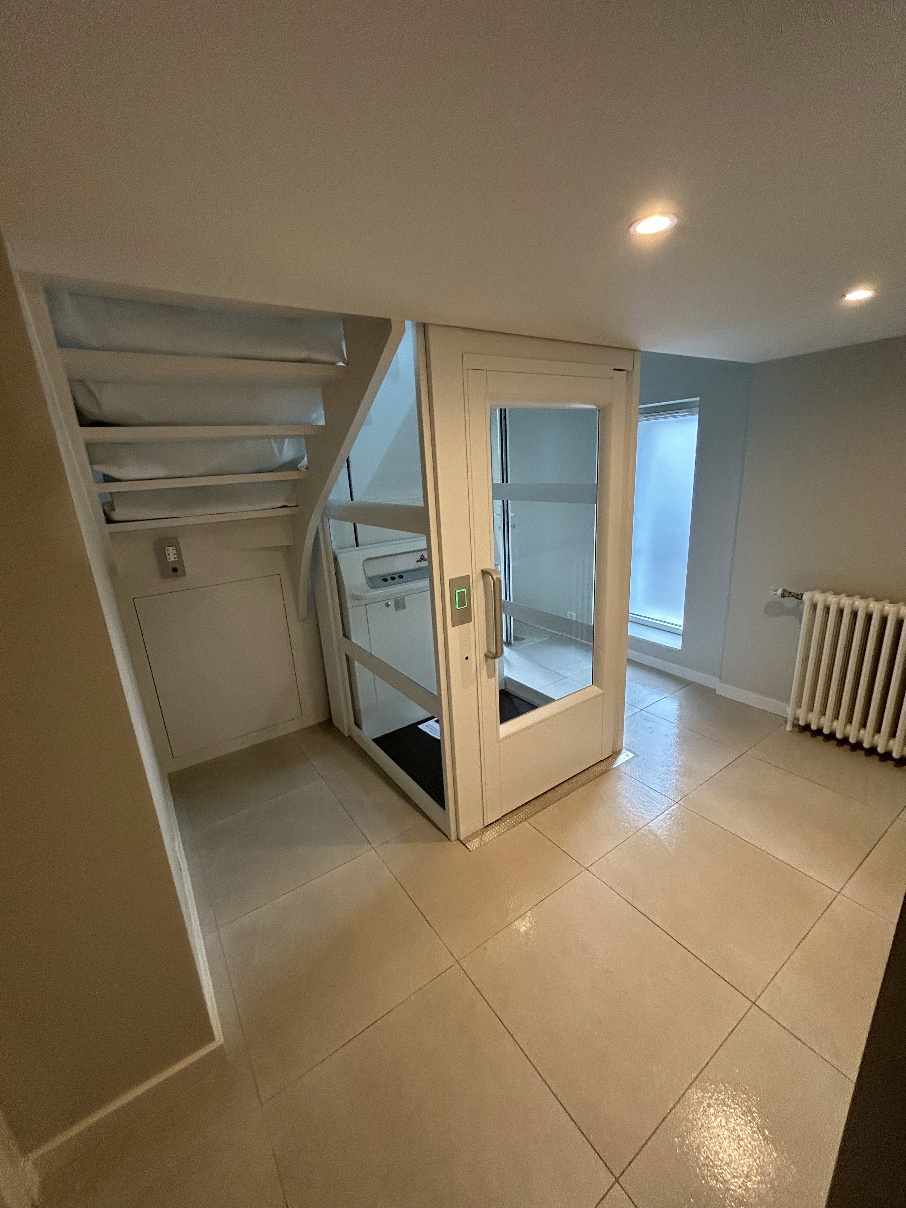 Terrasse en bois en cours de nettoyage avec machine monobrosse brevetée haute performance – Propre et Net