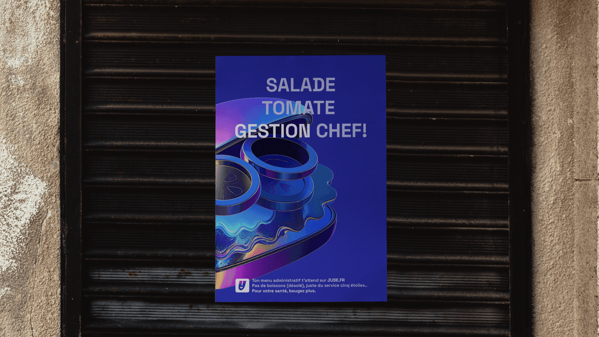 Affiche publicitaire de Jude qui allie le texte "Salade Tomate Gestion Chef!" avec des visuels modernes et éclatants. L’image exprime de manière ludique l’aspect simplifié et accessible des démarches administratives avec Jude, tout en renforçant l’aspect jeune et dynamique de la marque.