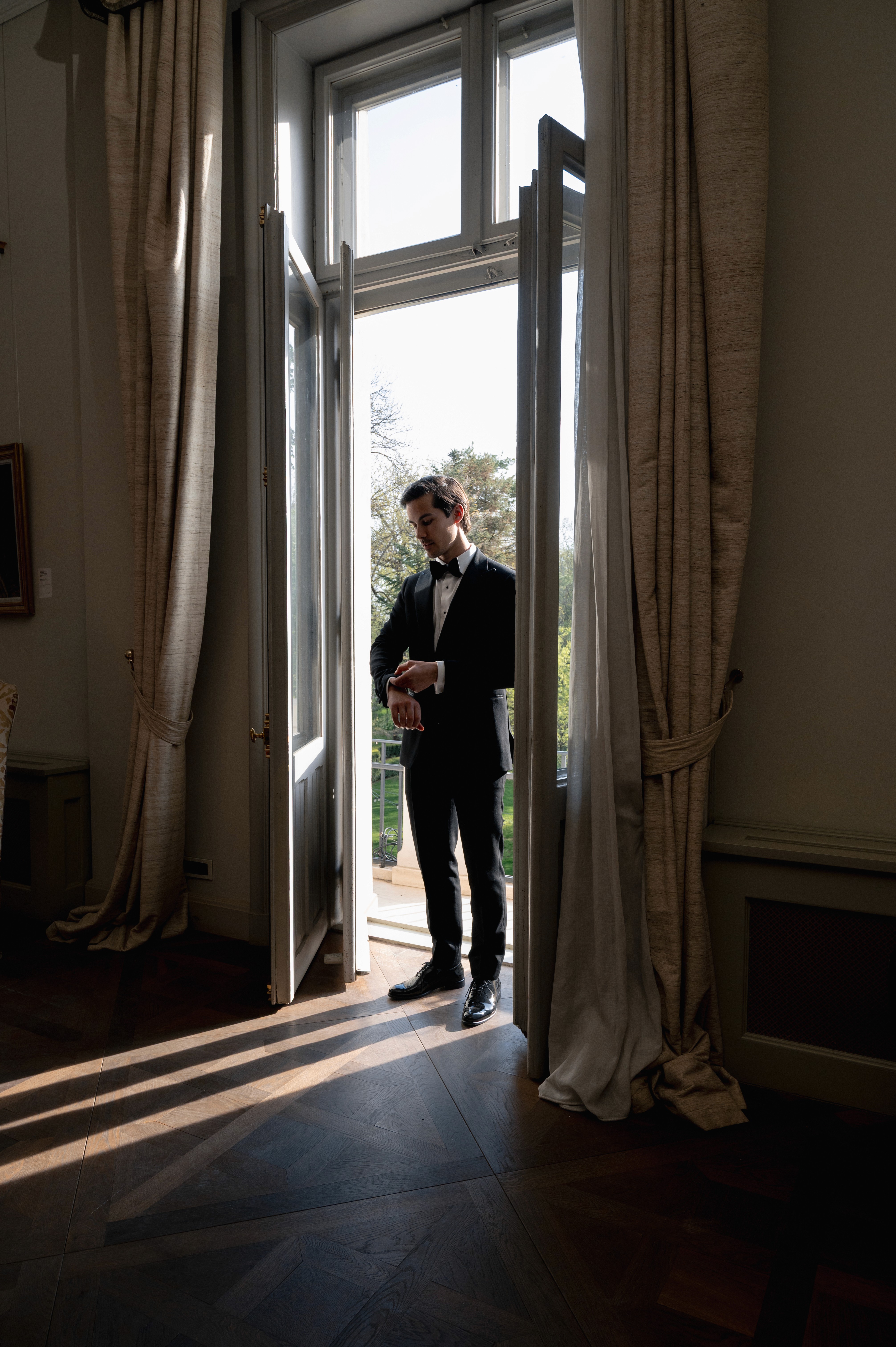 mire în cadru interior lângă fereastră, portret în stil editorial