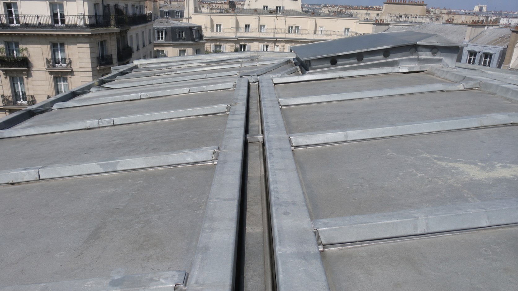 Toiture en zinc à Paris avec joints de dilatation visibles pour vérifier leur rôle et leur état d’étanchéité.