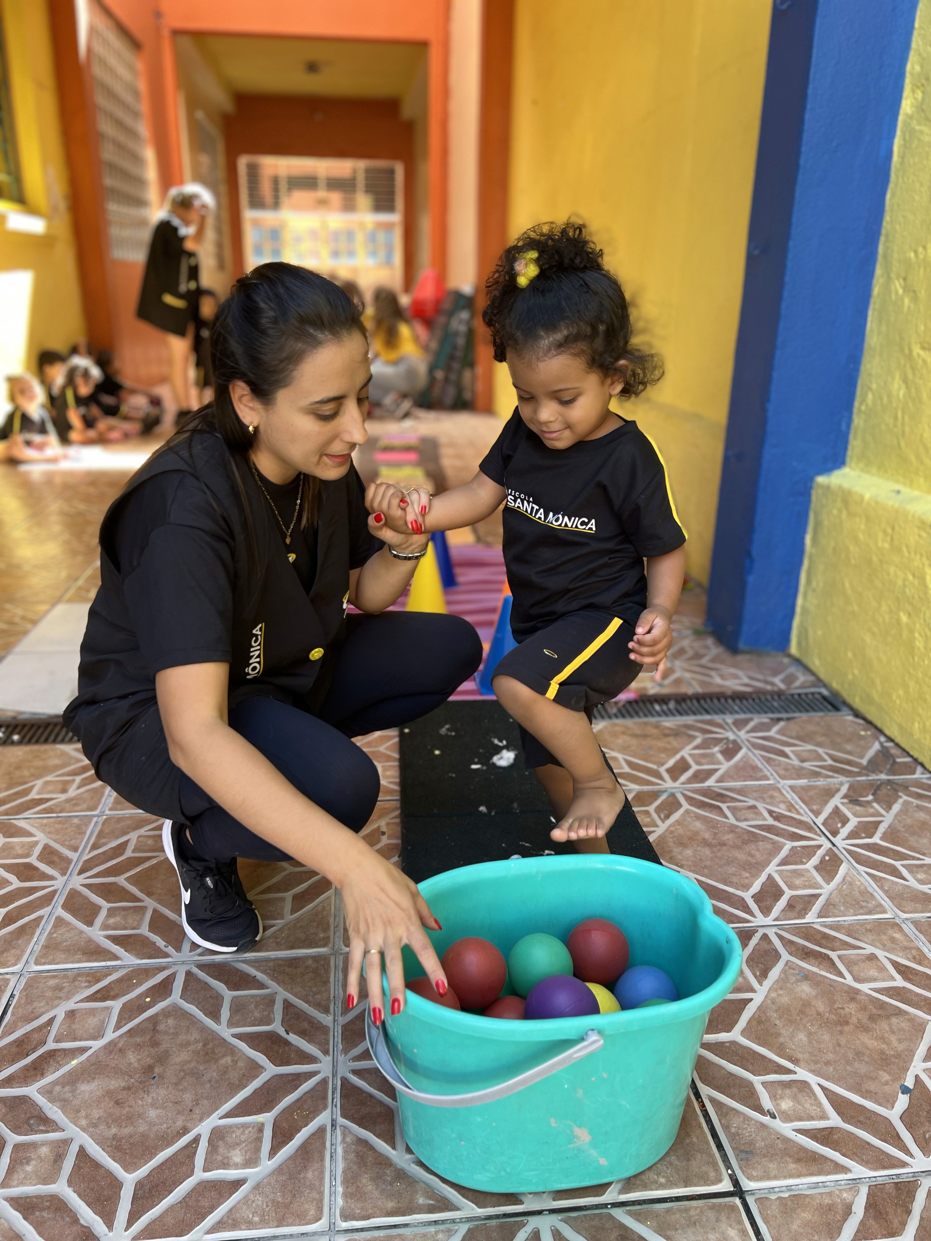 Alunos do Super 9º realizando revisão de biologia no Laboratório de Ciências