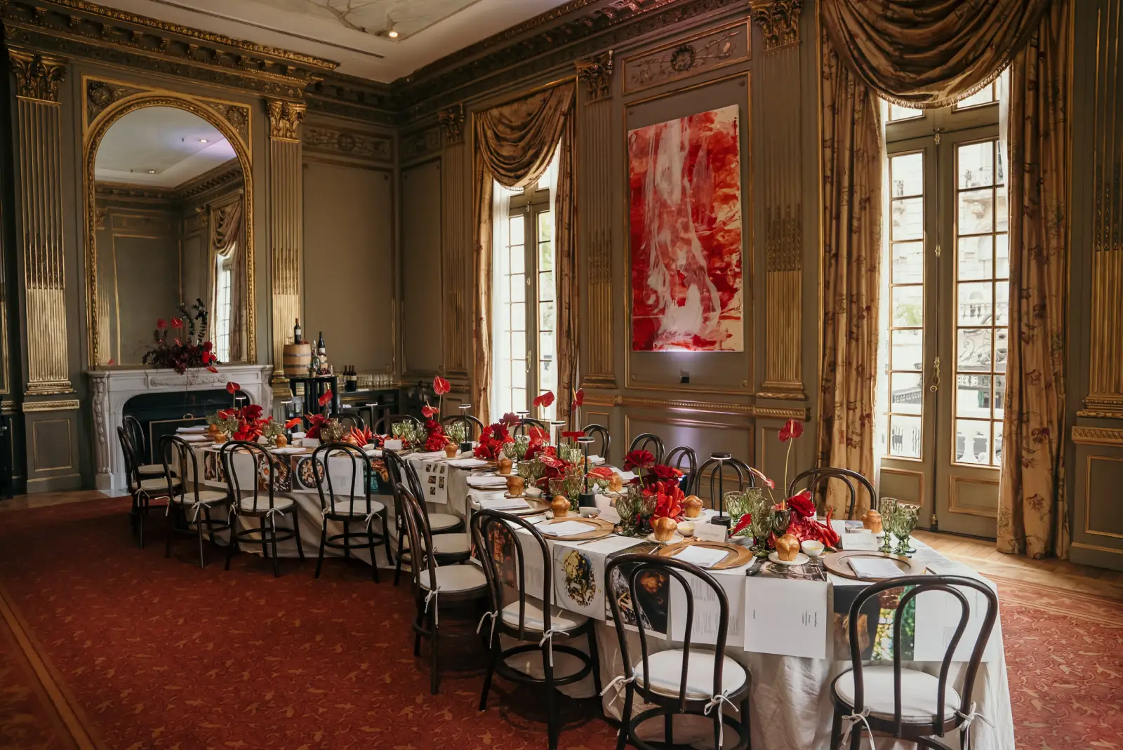 Mesa serpentina en Four Seasons Buenos Aires decorada con una densa cascada de rosas rojas y anturios.
