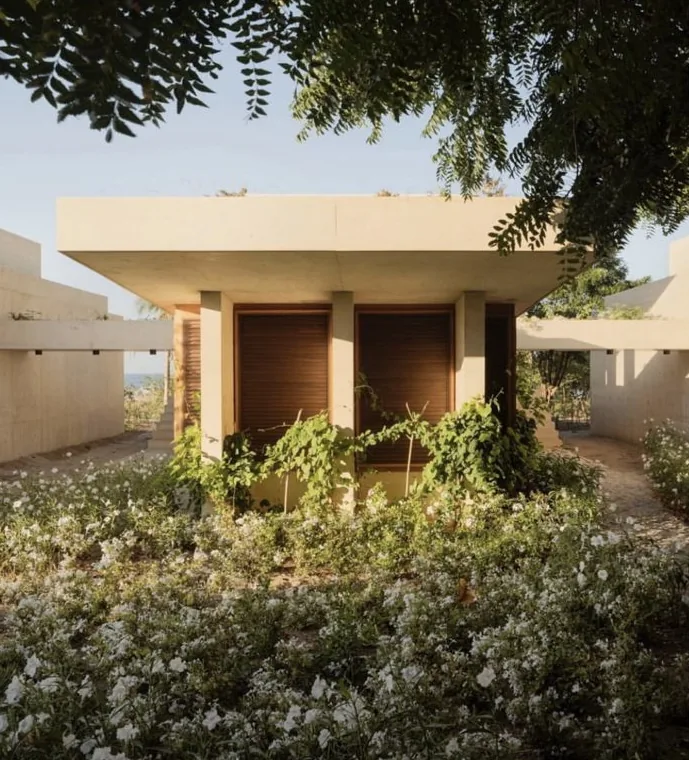 Vista exterior de Casa Ohana con jardín tropical en Puerto Escondido, Oaxaca
