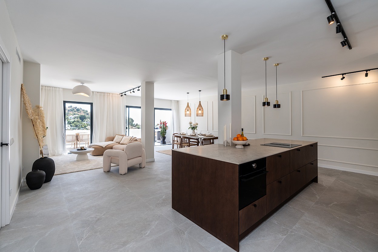 Grote 30m2 terras met uitzicht op zee, golfbaan en bergen La Quinta Marbella