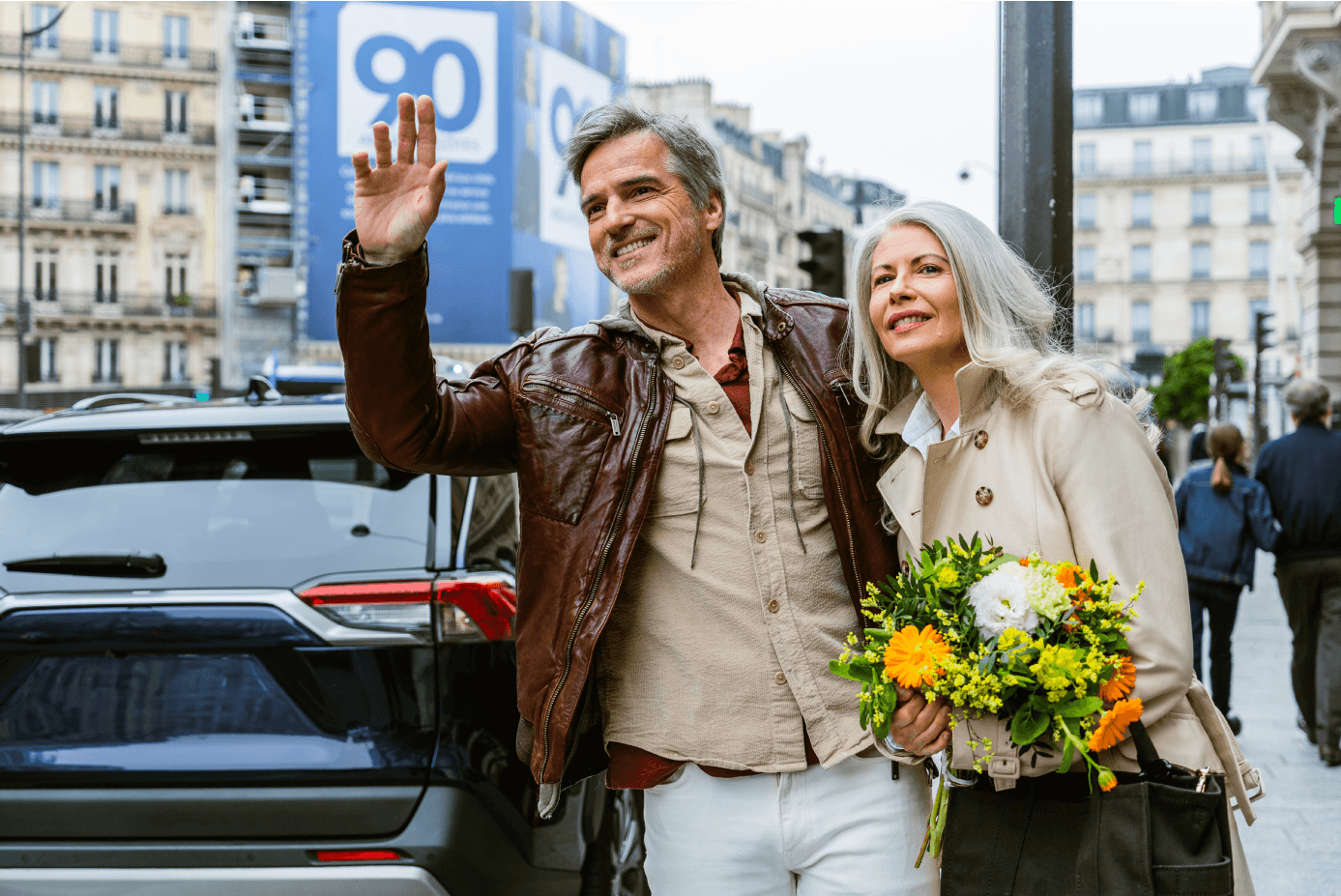 Un couple attendent un taxi en france