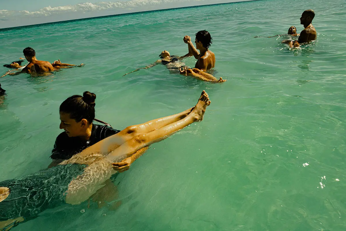 Sesión única de yoga en el océano ofrecida por Nomade Holbox en Holbox, México, con aguas cristalinas y playas de arena blanca