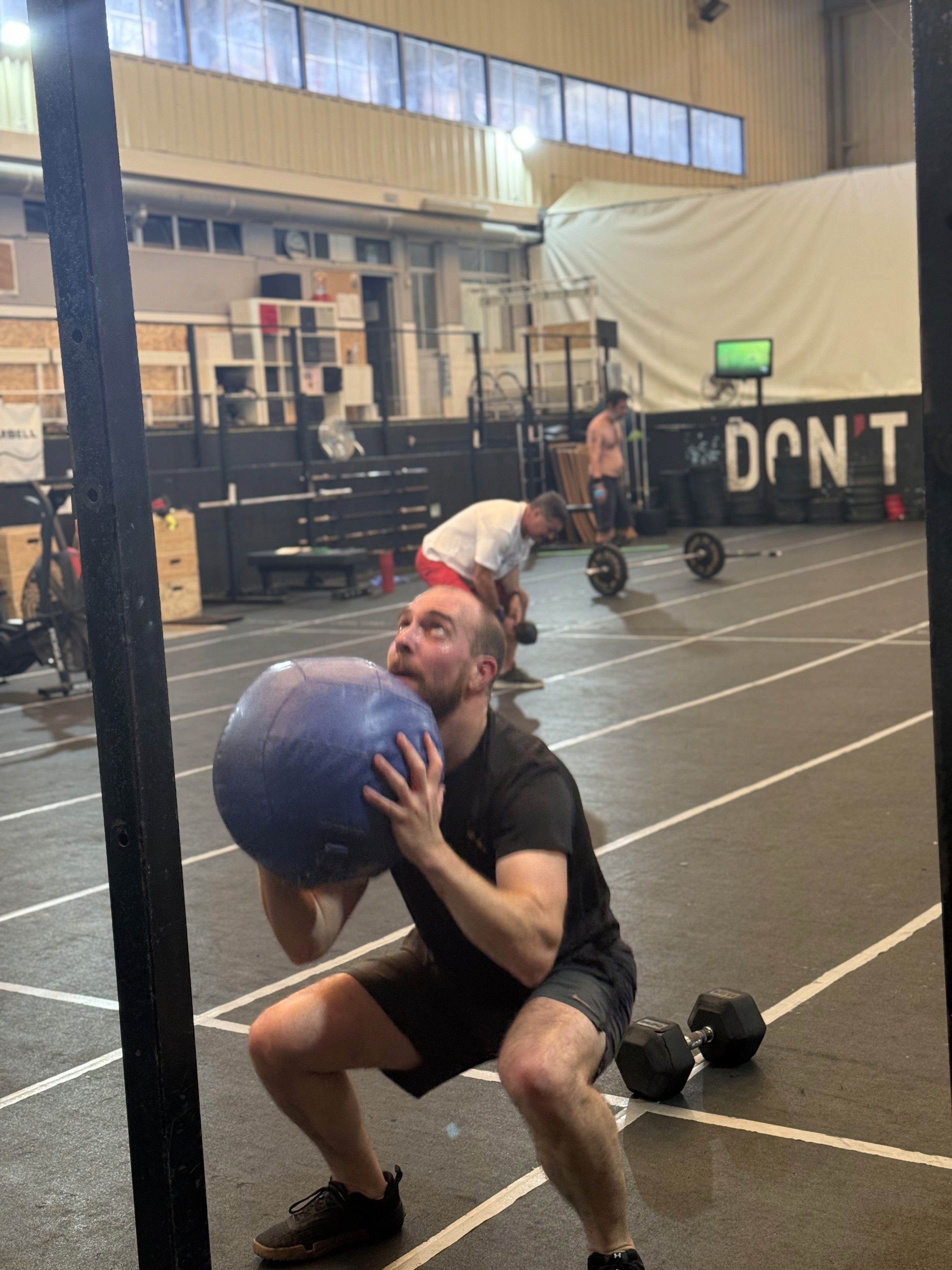 Atleta homem a realizar um wall ball
