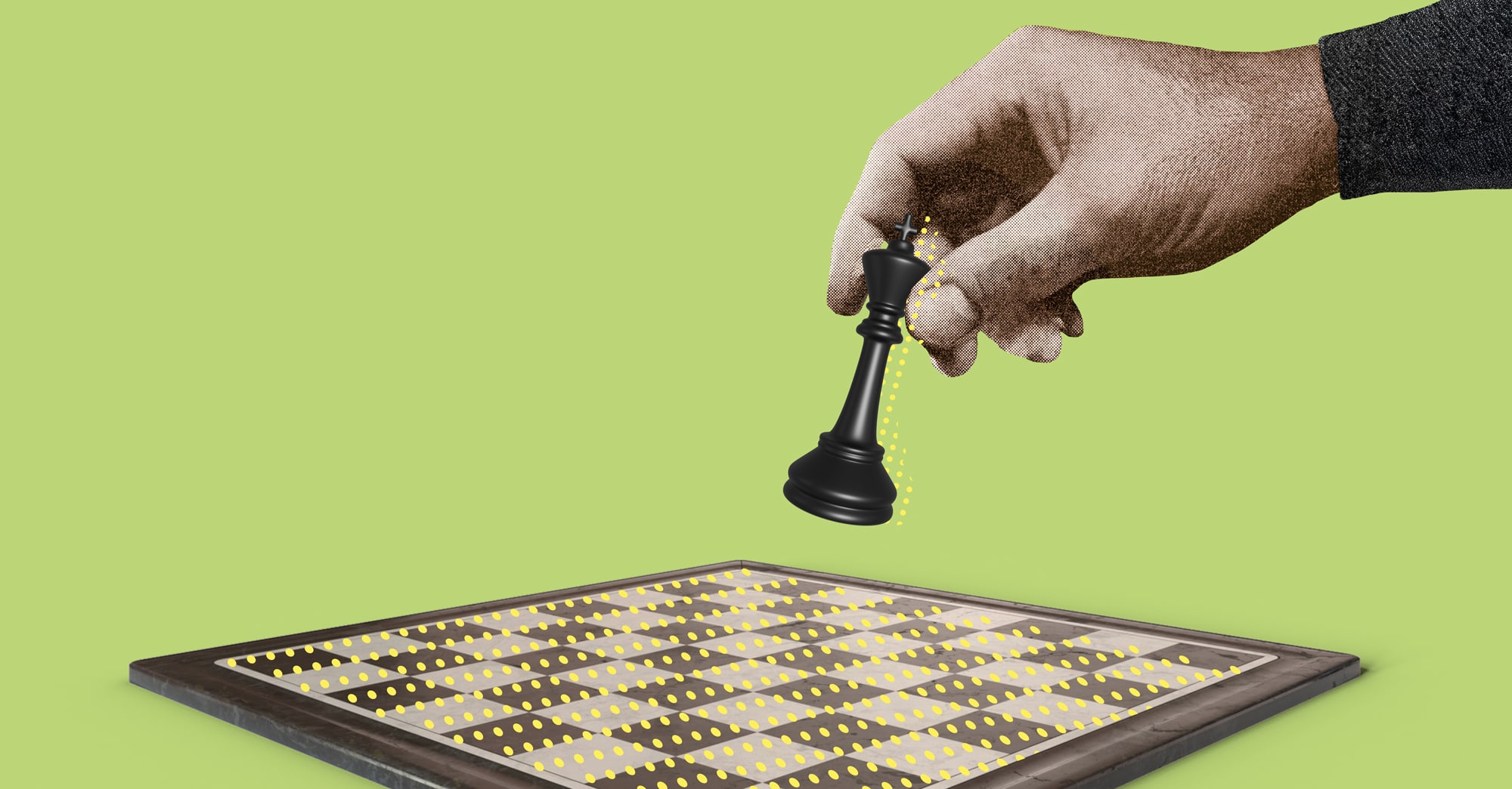 Mano sosteniendo una pieza de ajedrez sobre un tablero, simbolizando estrategia y toma de decisiones.