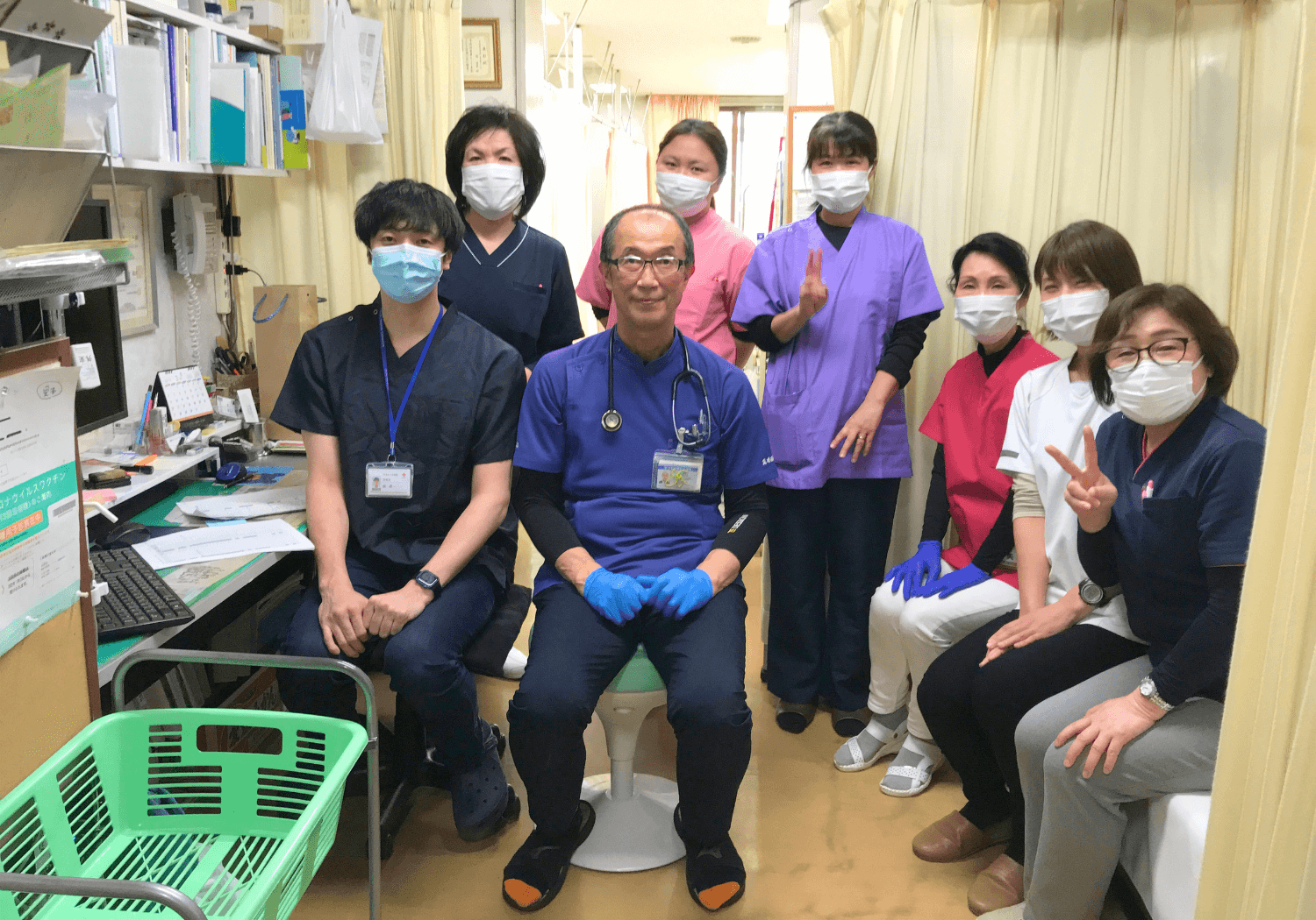 診察室でスタッフを写真を撮る趙達来先生