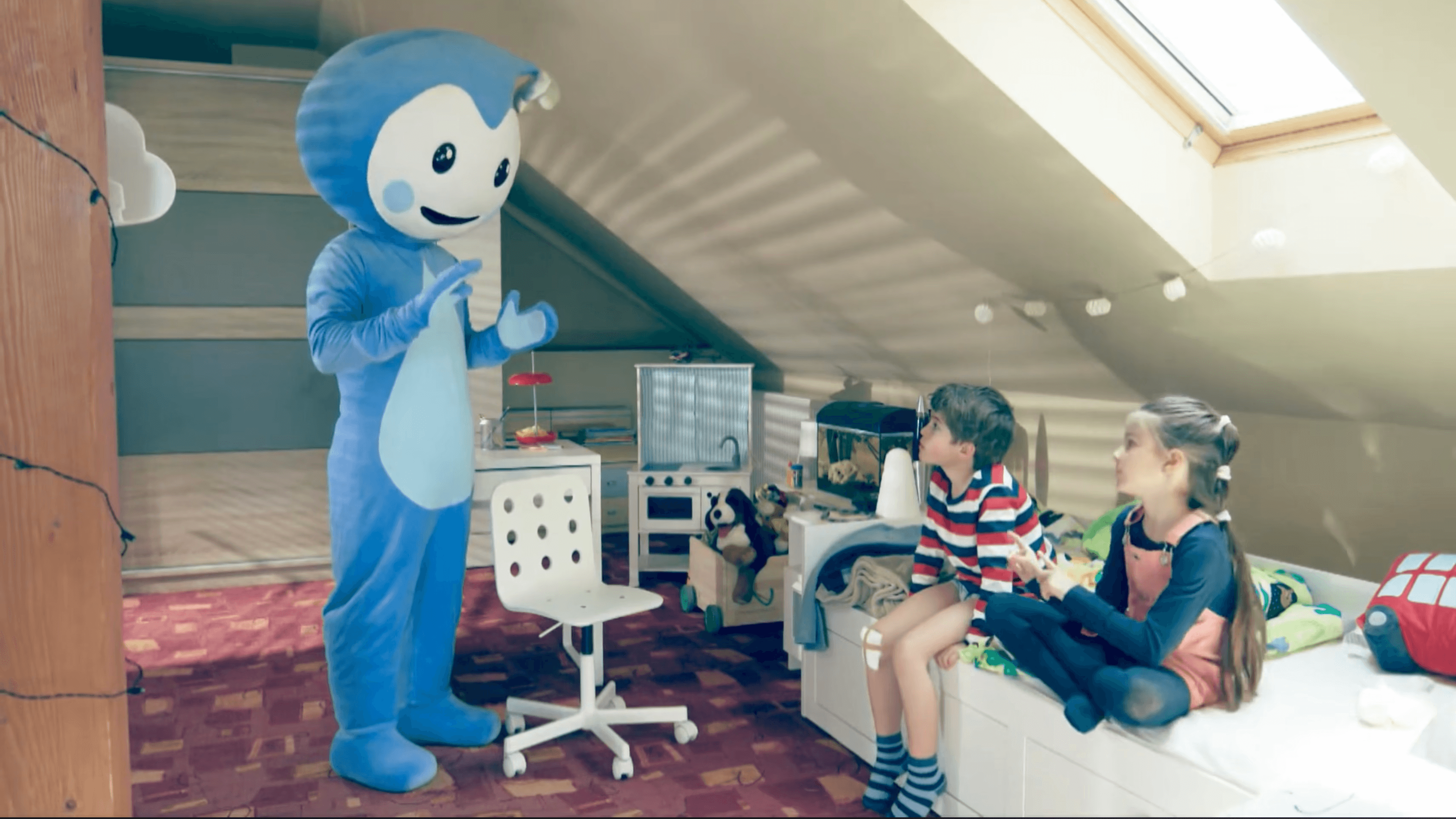 Cseppbarát kékl kabalafigurája tanítja a gyerekeket a szobájukban.