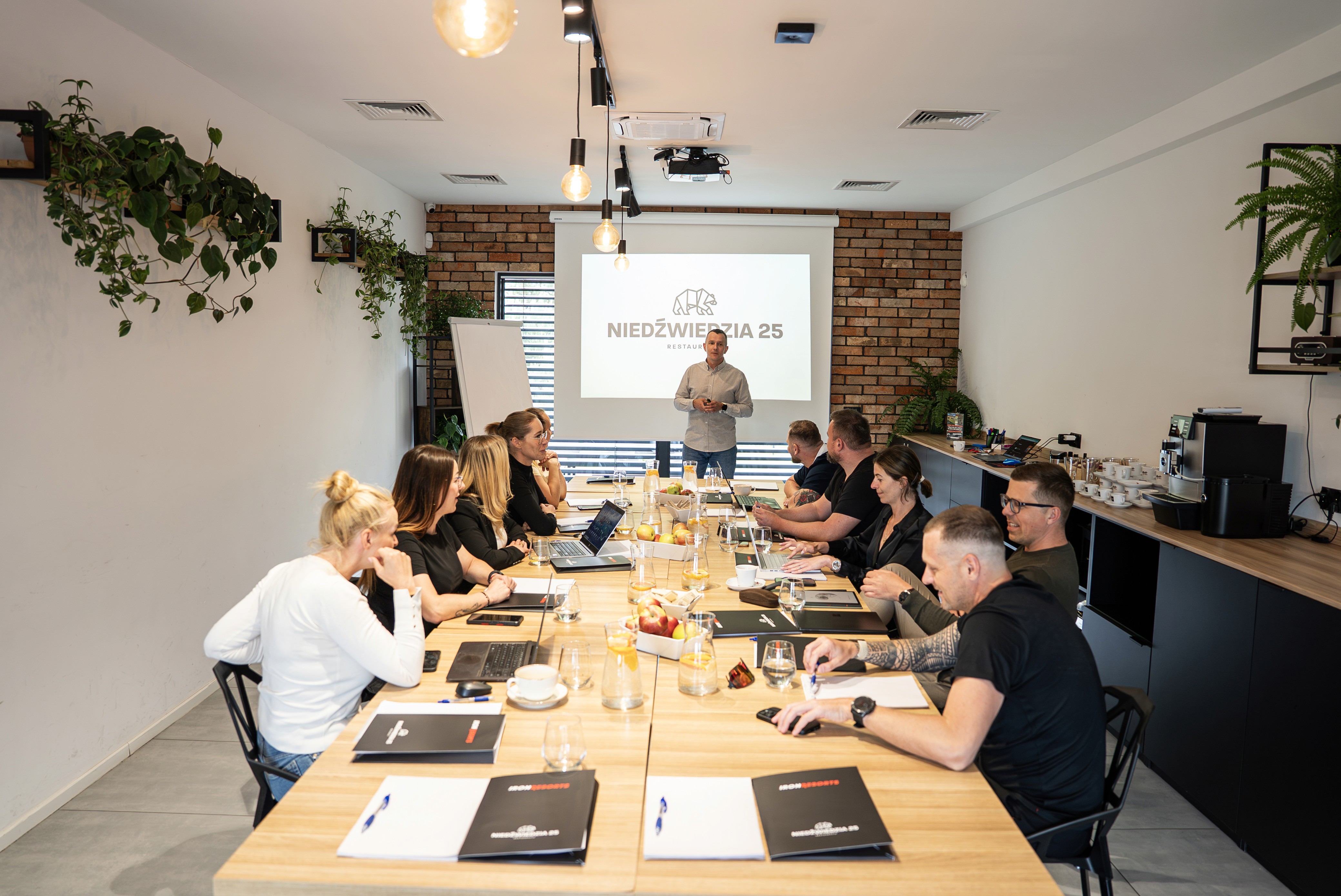 Szkolenie rozwojowe z dofinansowaniem w Niedźwiedzia 25 – prowadzący i uczestnicy przy stole konferencyjnym