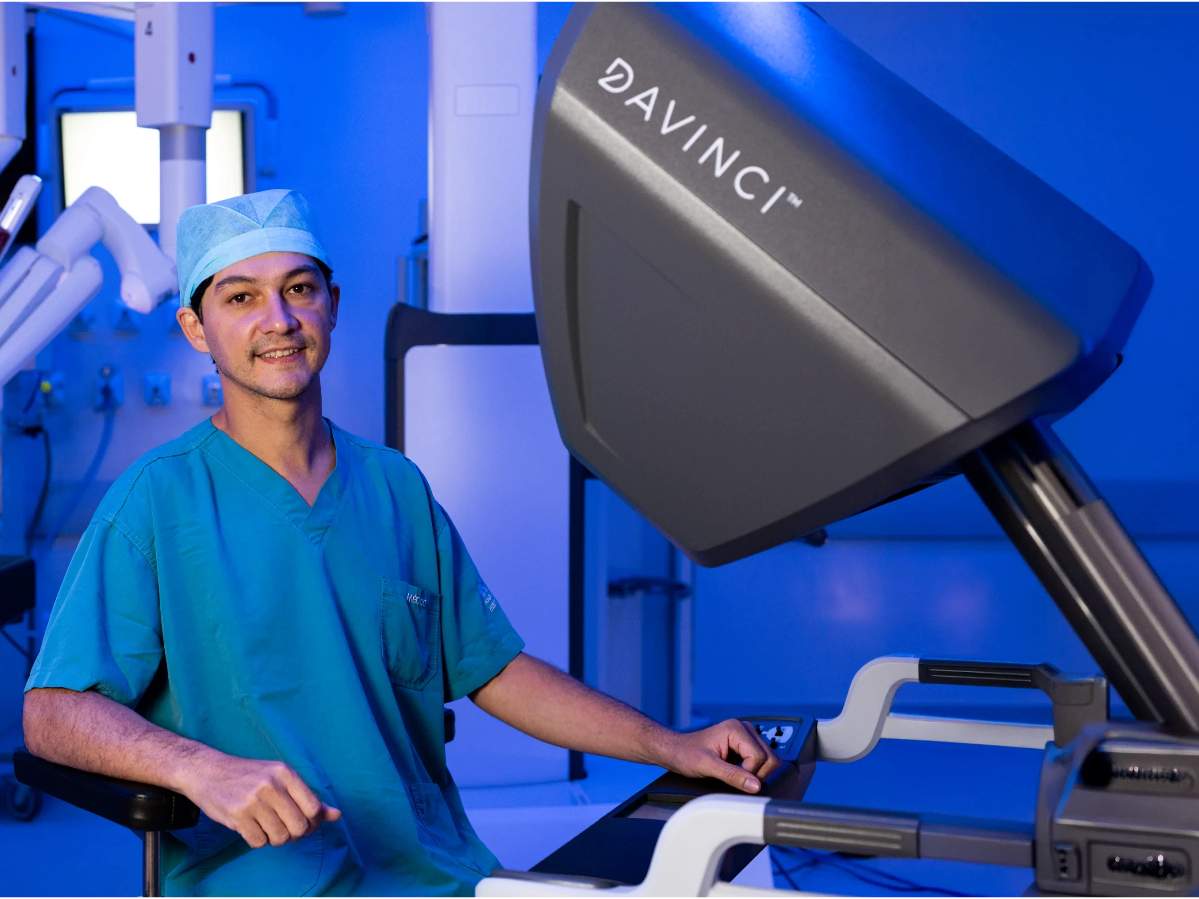 Sala cirúrgica do Centro de Cirurgia Robótica do Grupo Santa com sistema Da Vinci em operação, Brasília