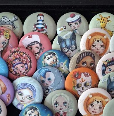 Une partie de la collection de badges à découvrir chez AZ Shop