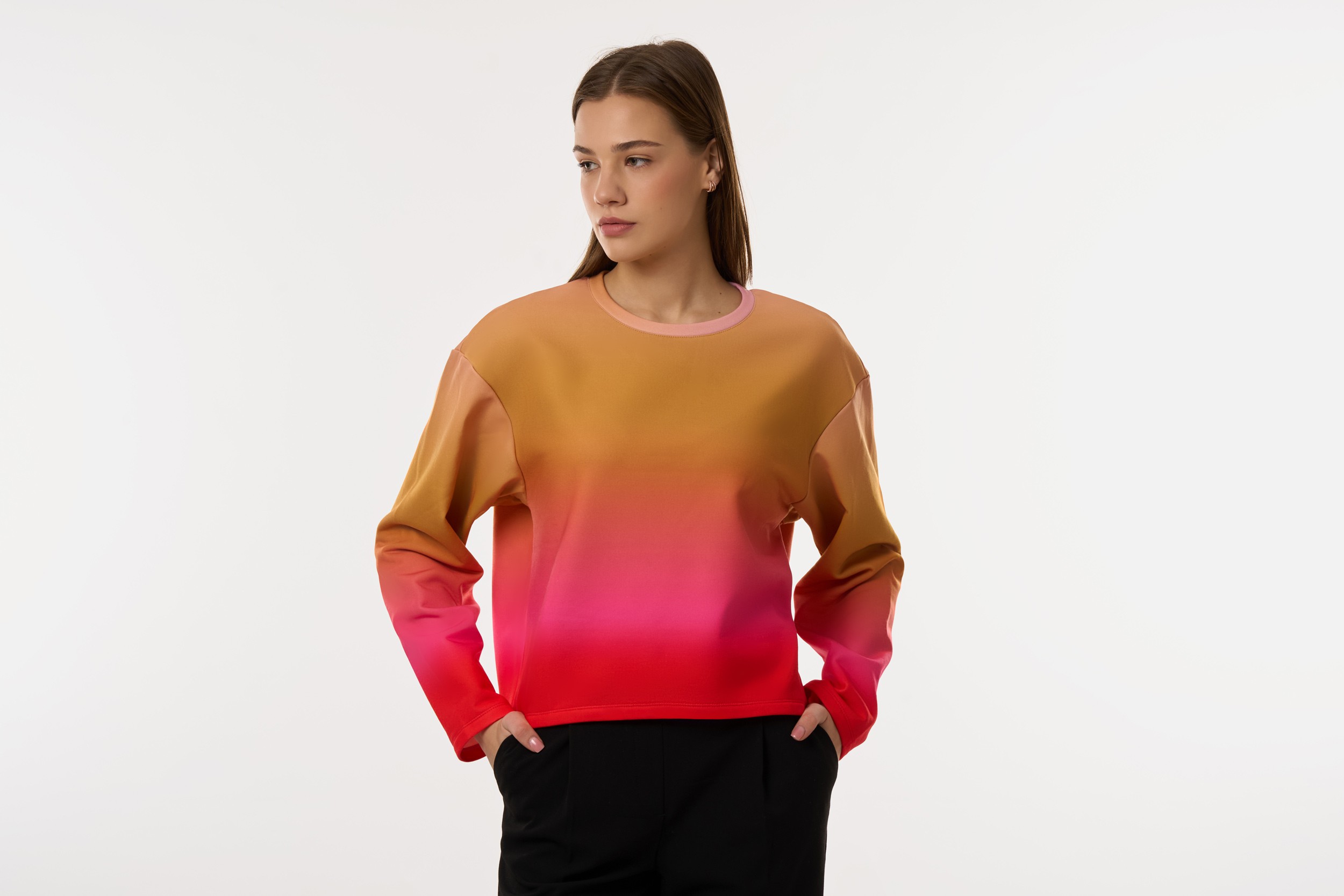 Produktu fotogrāfija ar modeli studijā, apģērbu zīmola reklāmas attēls e-komercijai un mārketingam