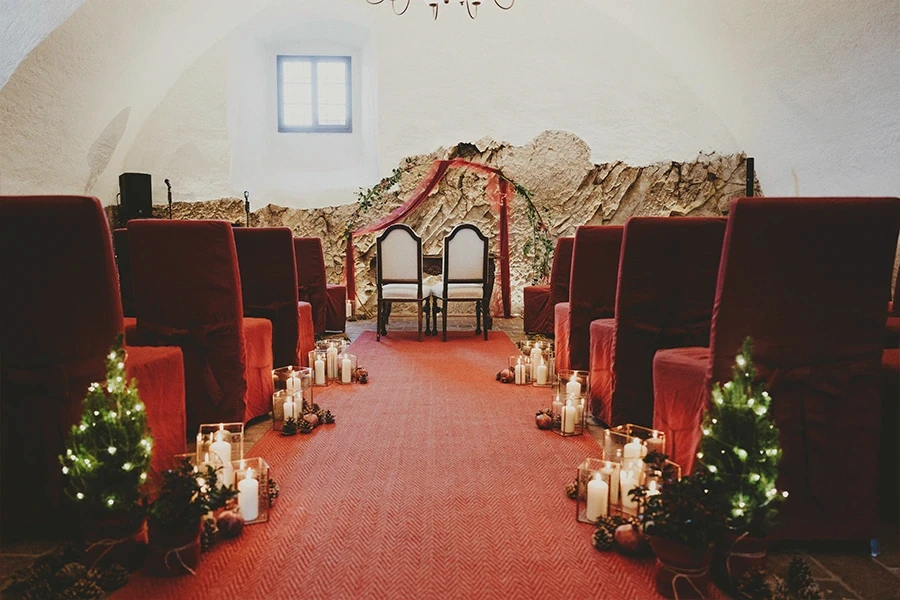 tassilo-saal_all-red-hinten-mittig