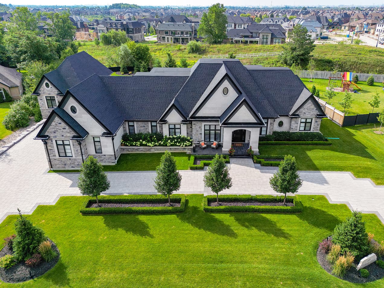WD Craftline carries two premium vinyl window product lines — Vinylguard and North Star — engineered for the Canadian climate, Energy Star certified, and backed by lifetime warranties.