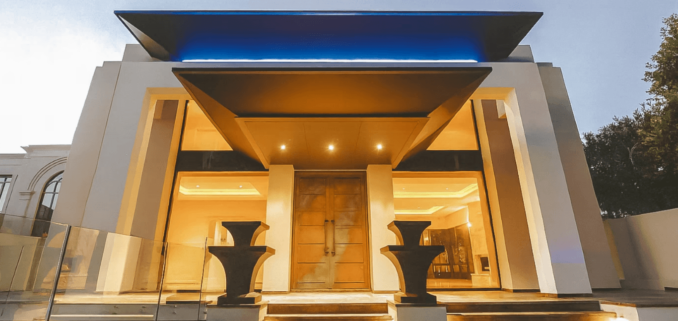 White theme bedroom with lamps tables and chairs