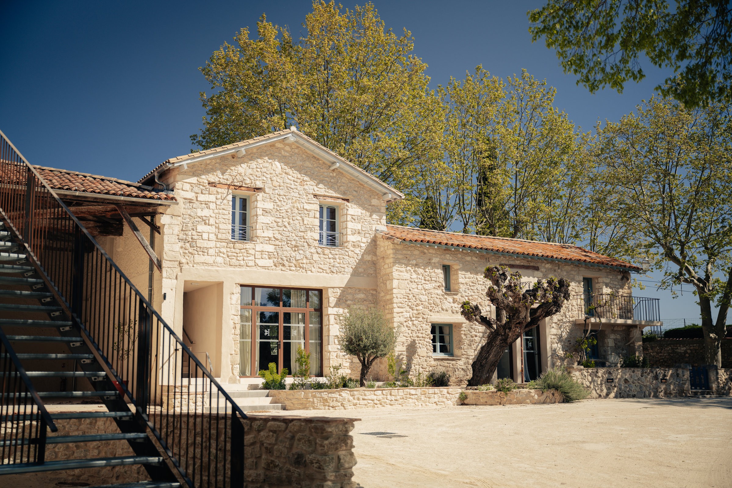 Rénovation complète de maison à Montpellier par Karbone Architectes. Projet de rénovation haut de gamme d'une maison ancienne alliant architecture contemporaine et préservation du patrimoine. Agence d'architecture spécialisée dans la rénovation de maisons, villas, bâtisses en pierre, mas, domaines viticoles et projets de réhabilitation dans l'Hérault.