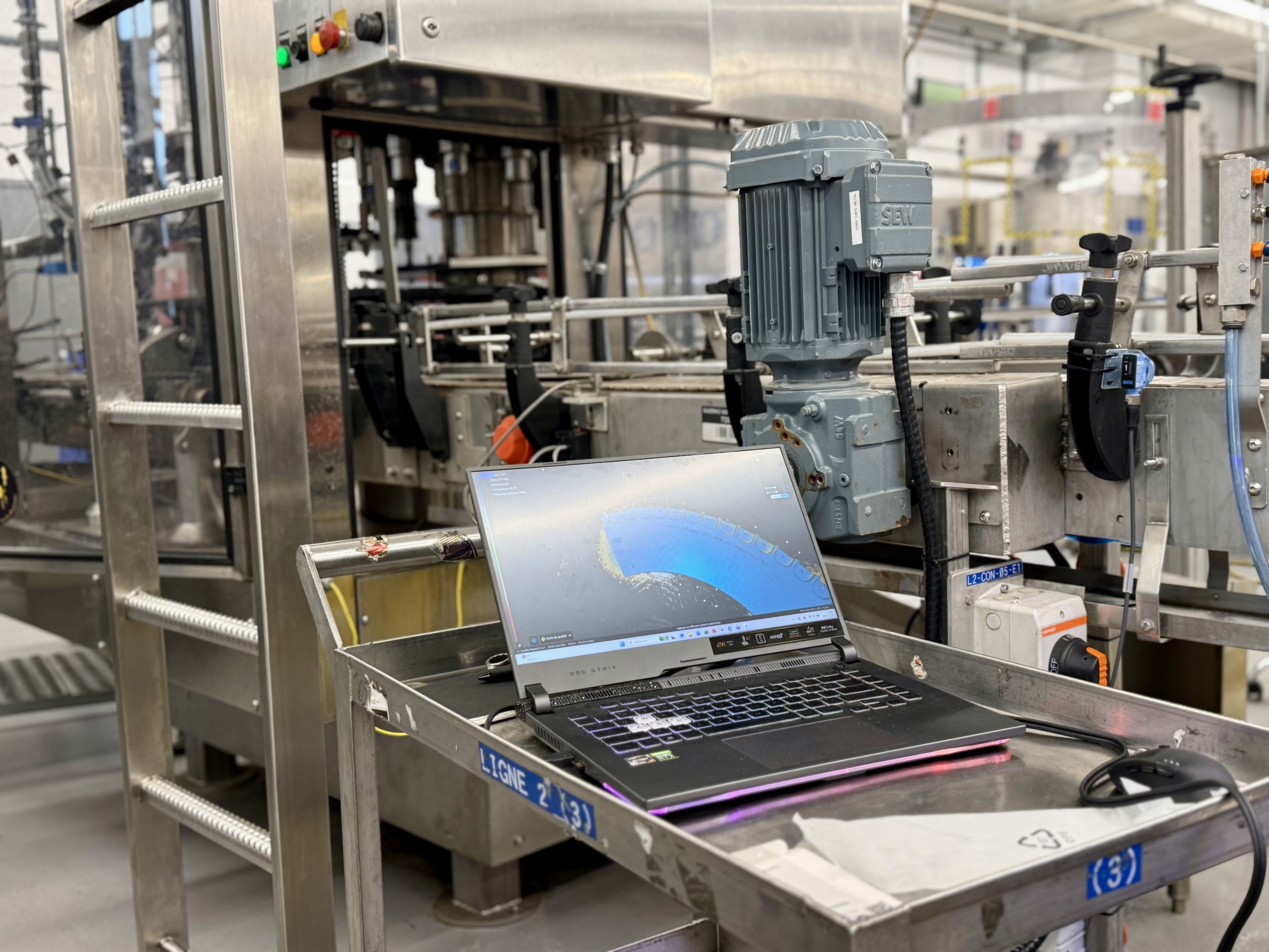 Black and white image of people working at a table with laptops, showing hands gesturing during discussion of digital content displayed on screens, with fabrica® logo in the corner.