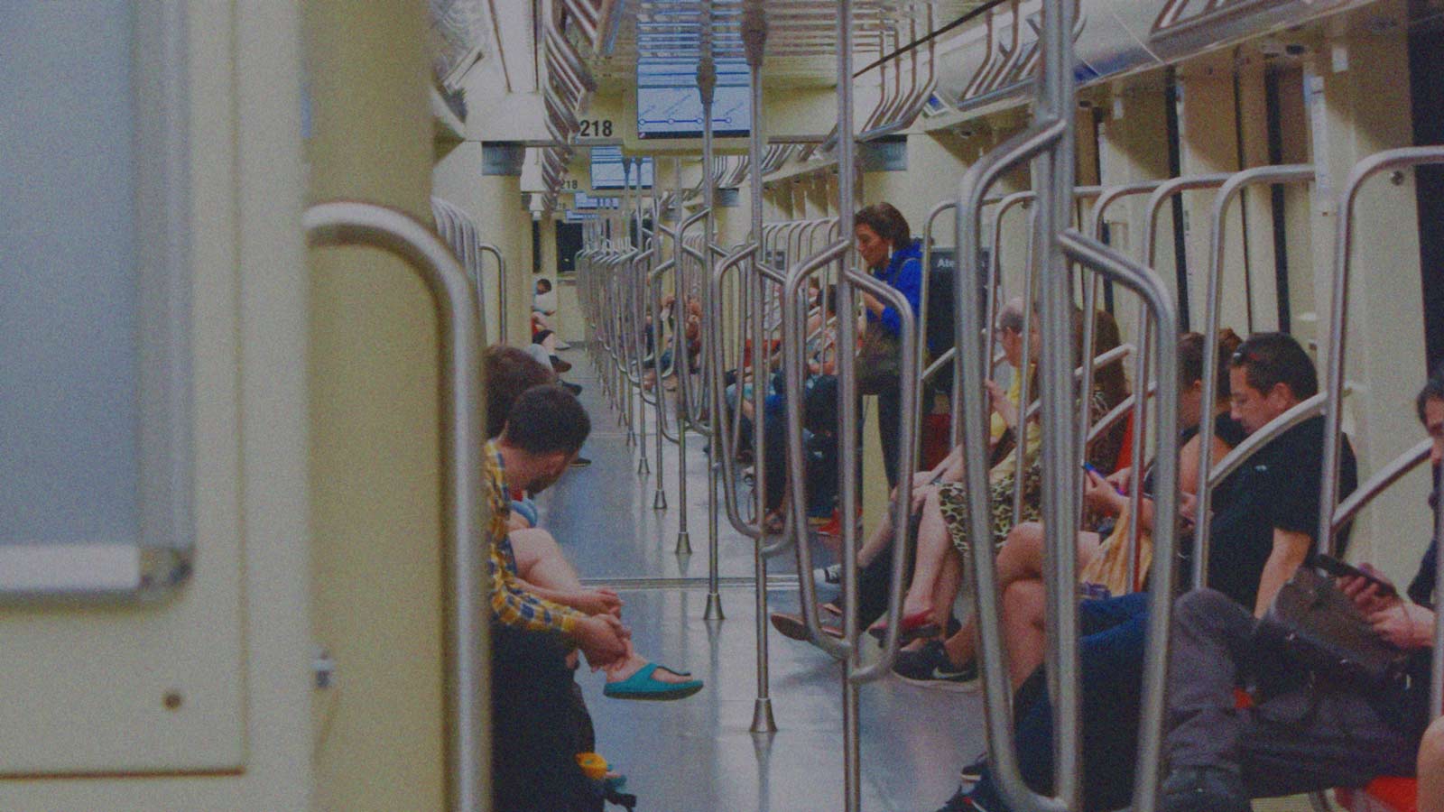 Foto de personas en un vagón de metro en la columna de opinión "Soledad a ciegas: la crisis que no entendemos" de IdeaPaís.