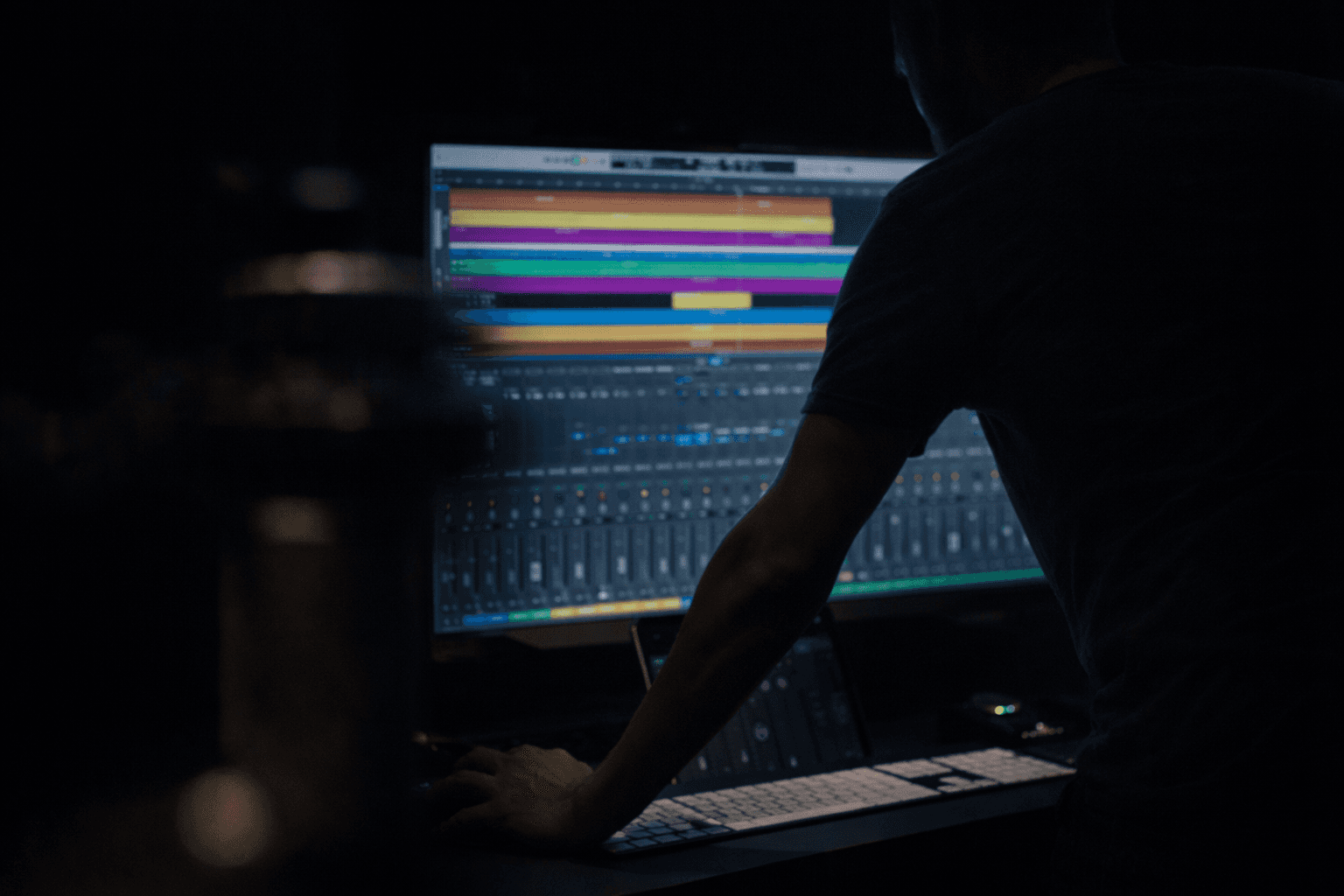 macro photography of silver and black studio microphone condenser