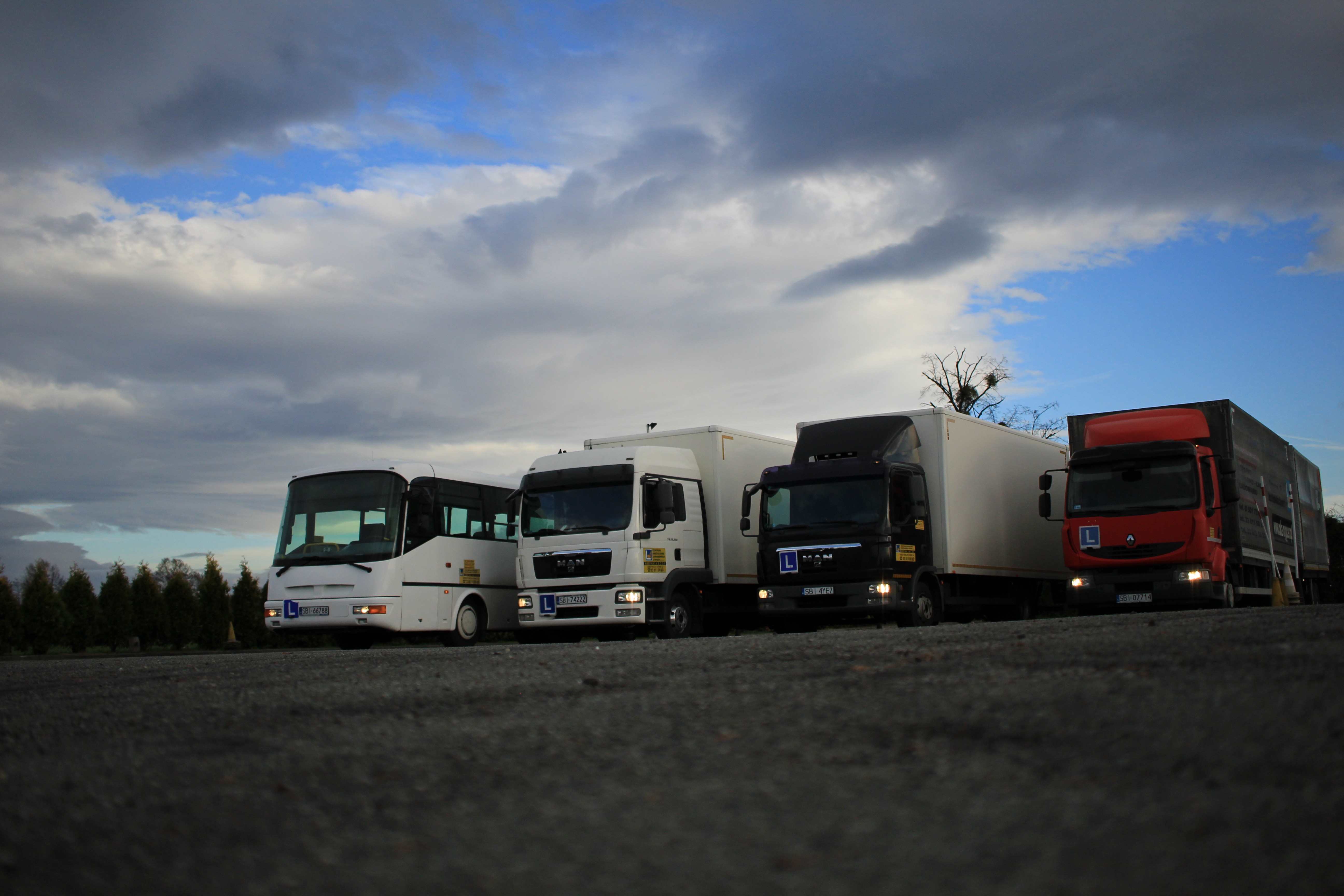 Szkolenie kwalifikacji wstępnych w CKZ Cypcer, niezbędne do rozpoczęcia kariery kierowcy zawodowego lub operatora maszyn.