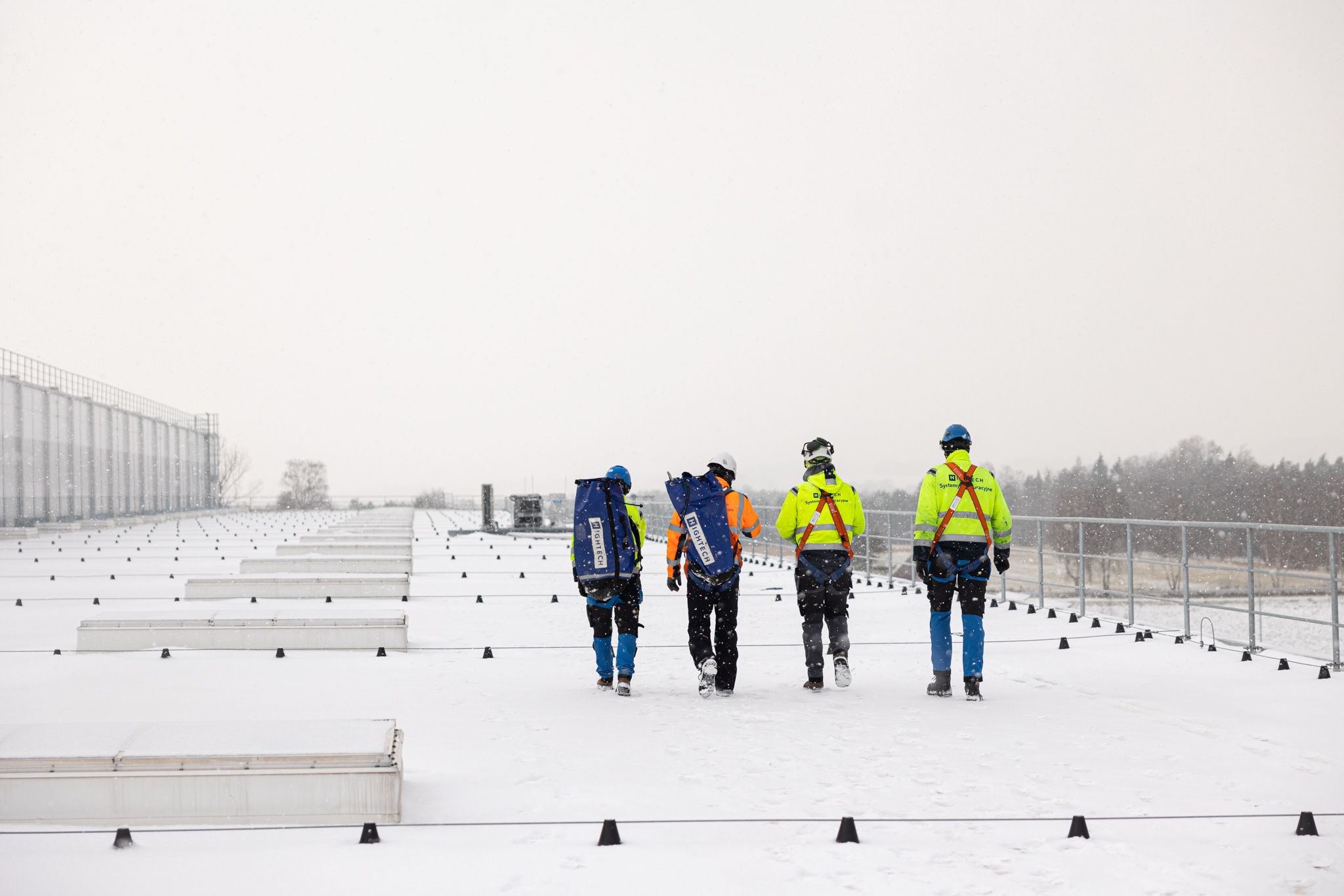 systemy asekuracyjne na dachach zimą