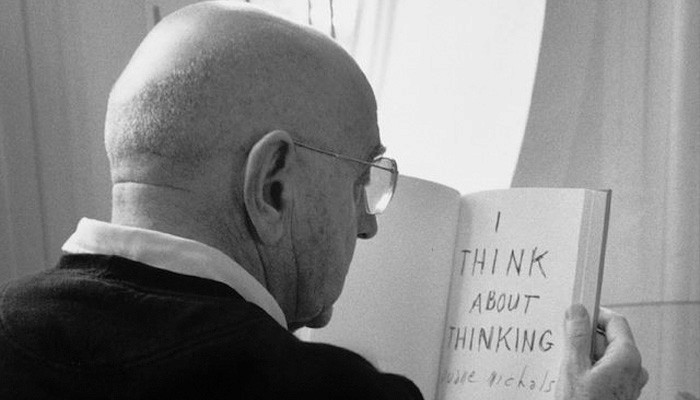 Photo d'un homme tenant un livre écrit : Je pense à penser