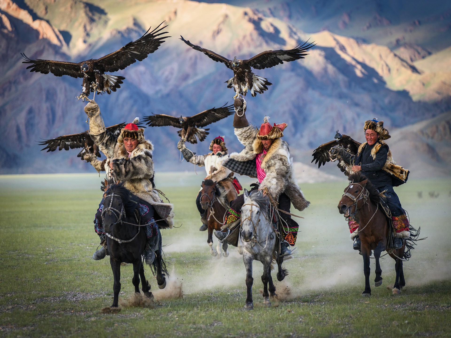 Fotografía de unos Cazadores con águilas en Mongolia, durante un viaje fotográfico de Namaste Photo Tours.