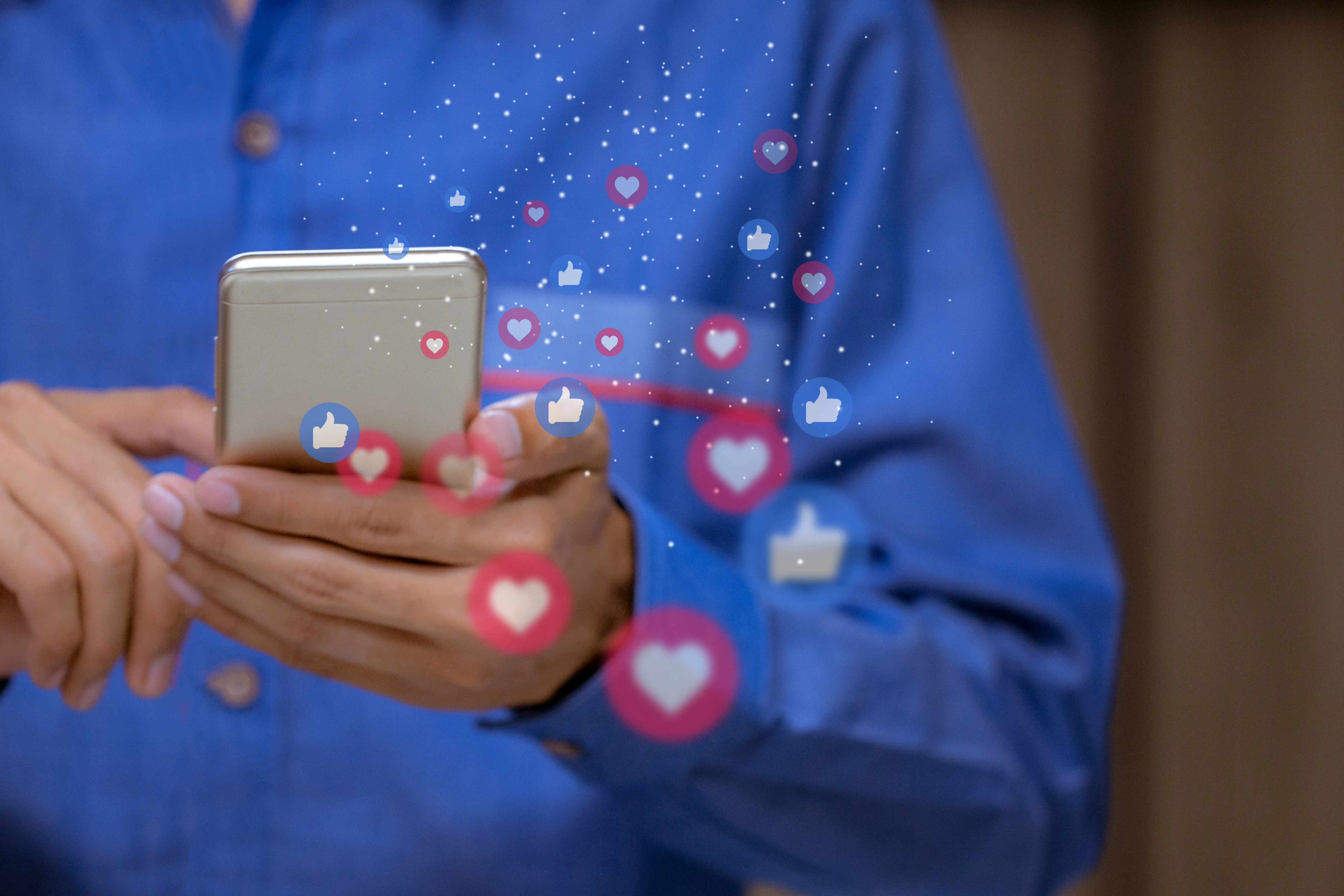 Analista de Social Media analisando a publicação de uma carrossel no Instagram recebendo várias curtidas.