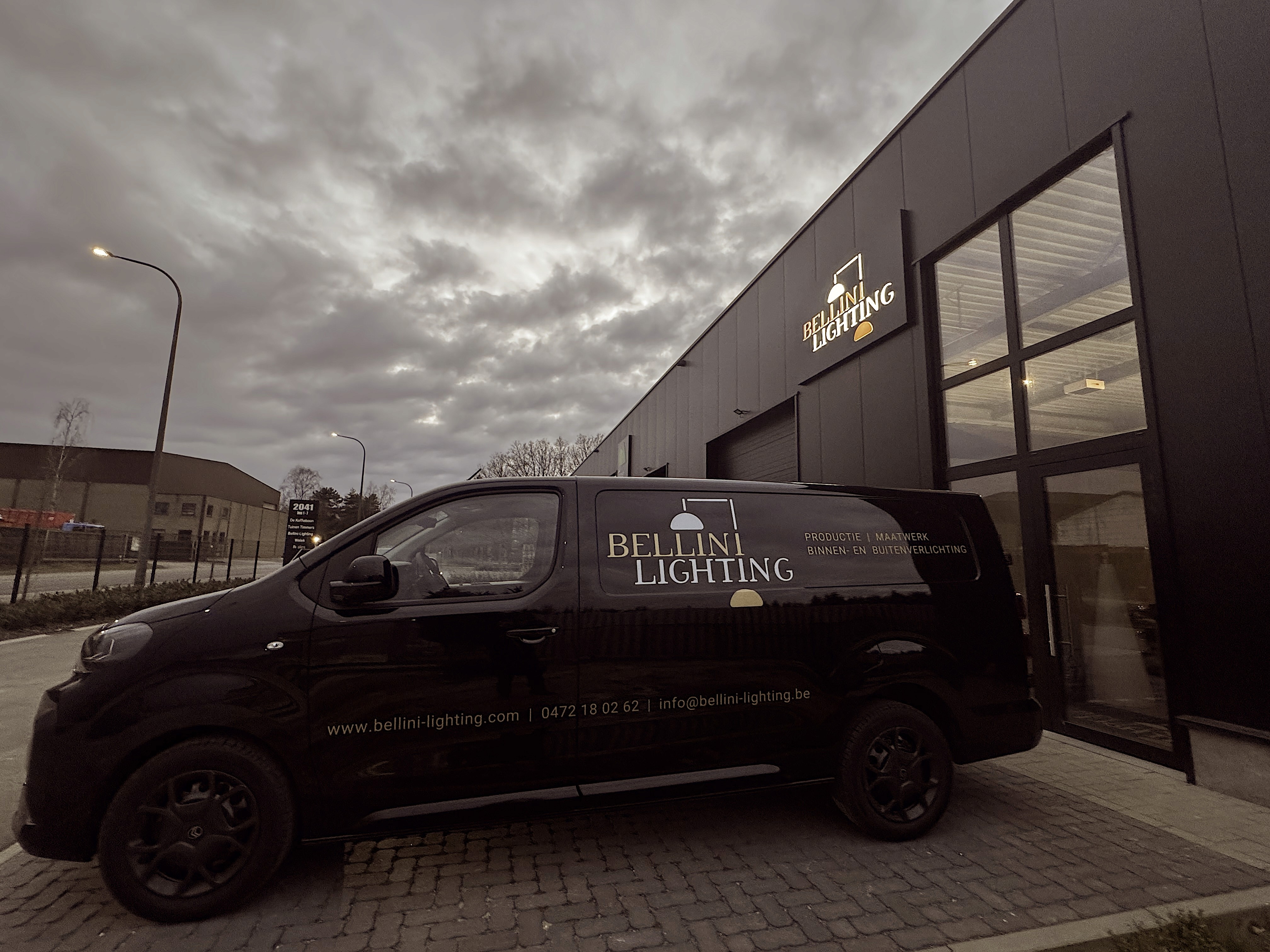 Maatwerk tuinverlichting van Bellini Lighting langs een pad voor veilige oriëntatie en subtiele sfeer