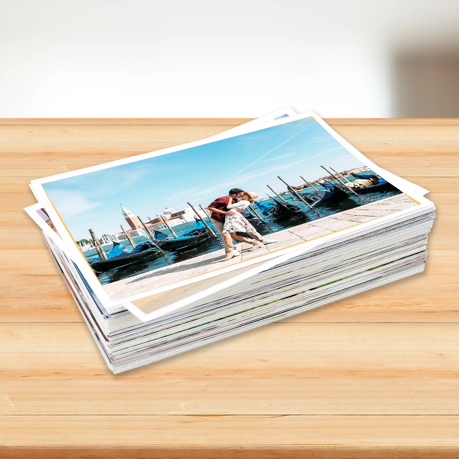 Fotolivro de capa dura no tamanho 21x30cm aberto e fechado em loop.