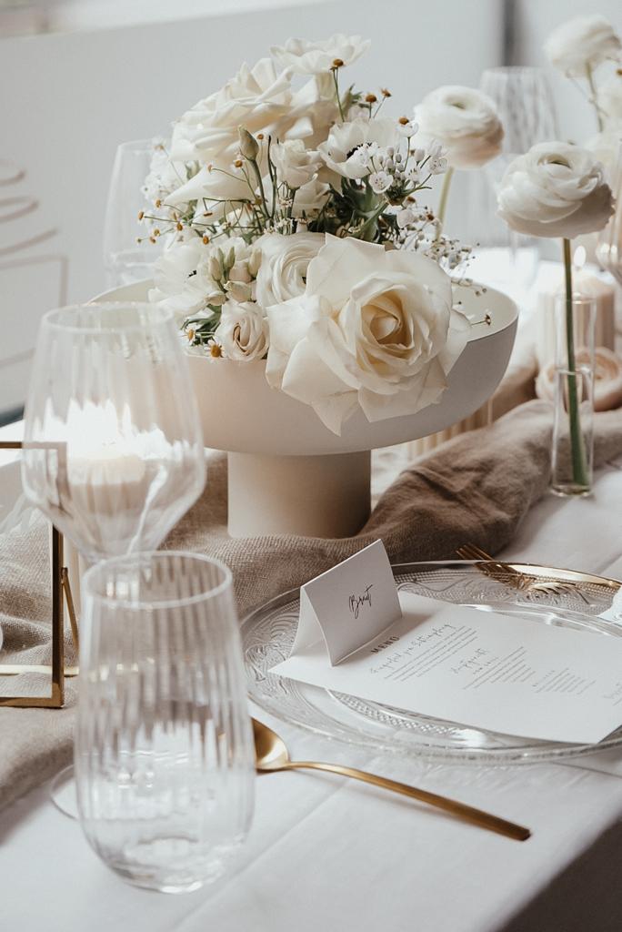 Edle Tischdekoration für eine Hochzeit in Weiß und Creme