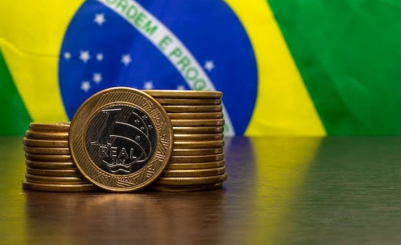 Brazilian currency in coins in backdrop